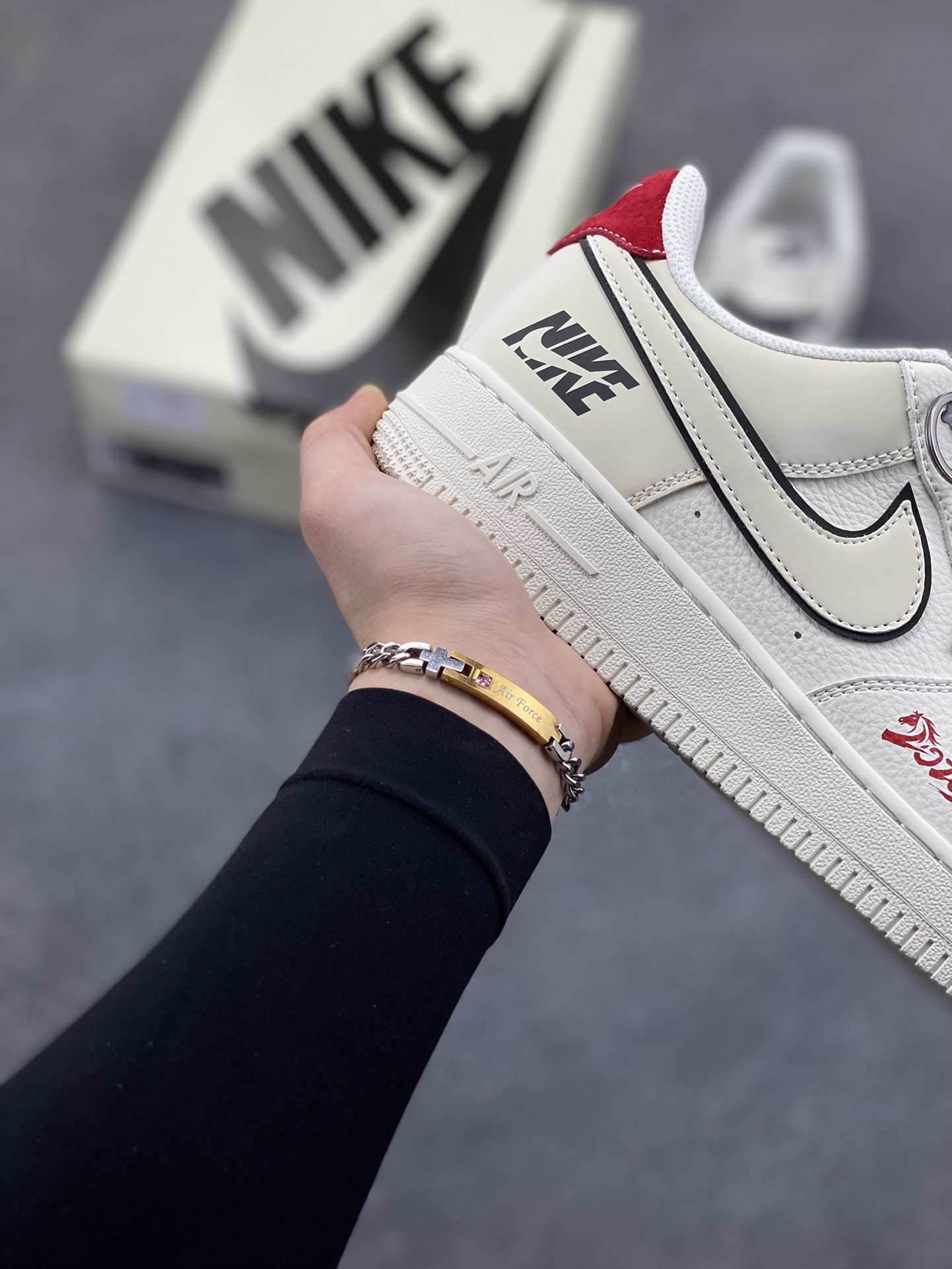 图片[6]-Nike Air Force 1 Low 马年限定 原楦头原纸板 打造纯正空军版型 专注外贸渠道 全掌内置蜂窝气垫 原盒配件 原厂中底钢印、拉帮完美 货号： CS5288-059 尺码： 36 36.5 37.5 38 38.5 39 40 40.5 41 42 42.5 43 44 45-选品中心