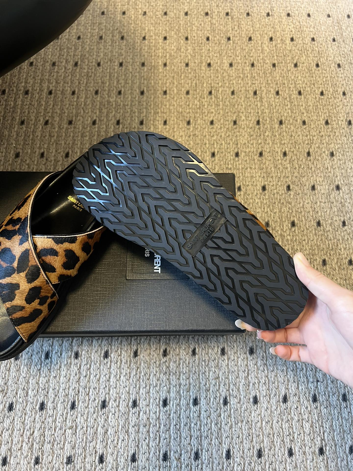 Saintlauren*25ss春夏新款豹纹交叉带拖鞋鞋面采用经典豹纹元素，有浅棕底浅纹、深棕底深纹两款