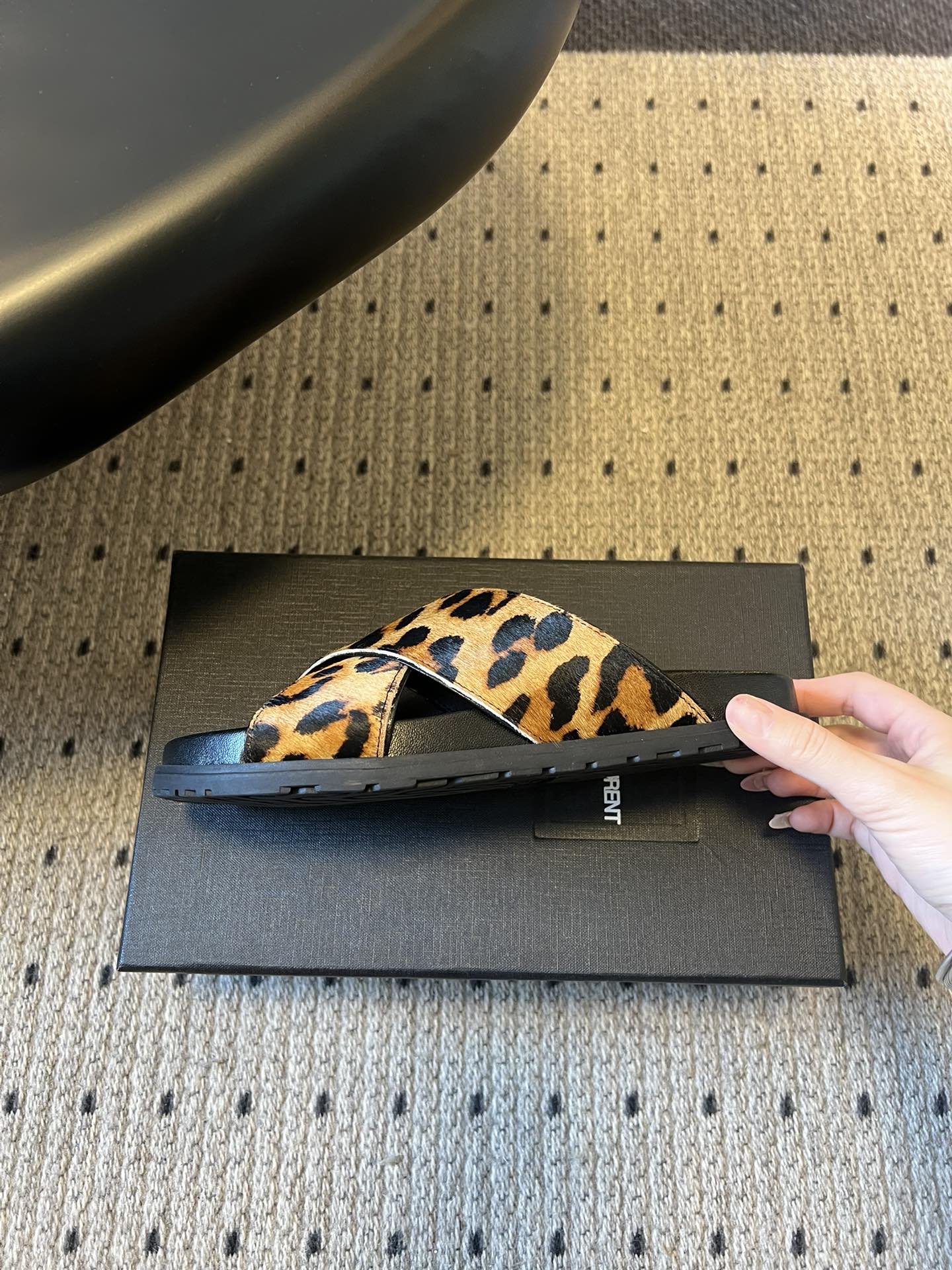 Saintlauren*25ss春夏新款豹纹交叉带拖鞋鞋面采用经典豹纹元素，有浅棕底浅纹、深棕底深纹两款