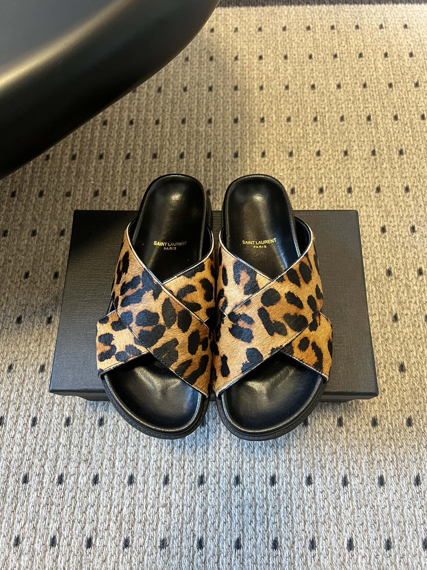 NO:682451,Saintlauren*25ss new spring and summer leopard print cross-strap slippers. The upper adopts classic leopard print elements. There are two leopard print colors, light brown with light lines and dark brown with deep lines, which visually create a sense of hierarchy. The upper straps are cross-designed, and the toes are exposed while adding a sense of retro style and personality. They are flat-soled mule slippers with no heel design, making them easy to put on and take off;  The YSL brand logo is printed on the inside of the shoe, and the upper is made of imitation horse hair leather, which has strong tactile and visual texture. It continues the brand's light luxury craftsmanship and has both wild fashion sense and brand recognition. Horse hair upper, sheepskin lining, outsole, rubber outsole, increased by 2cm, size 35-40 (customized size 40 is not returnable), slippers, saint laurent, saint laurent, slippers, sheepskin19860909Saintlauren*25ss春夏新款豹纹交叉带拖鞋 鞋面采用经典豹纹元素,有浅棕底浅纹、深棕底深纹两款豹纹配色,视觉上形成层次感；鞋面带为交叉设计,露趾的同时增加了造型的复古与个性感.属于平底穆勒拖款式,无后跟设计,穿脱便捷； 鞋内印有YSL品牌标识,鞋面采用仿马毛皮革材质,触感与视觉肌理感强,延续了品牌轻奢的工艺水准,兼具野性时尚感与品牌辨识度. 鞋面马毛 内里羊皮 大底橡胶大底 增高2cm size35-40码（40码定制不退换）,拖鞋,saint laurent,saint laurent,slippers,sheepskin,Women's Shoes