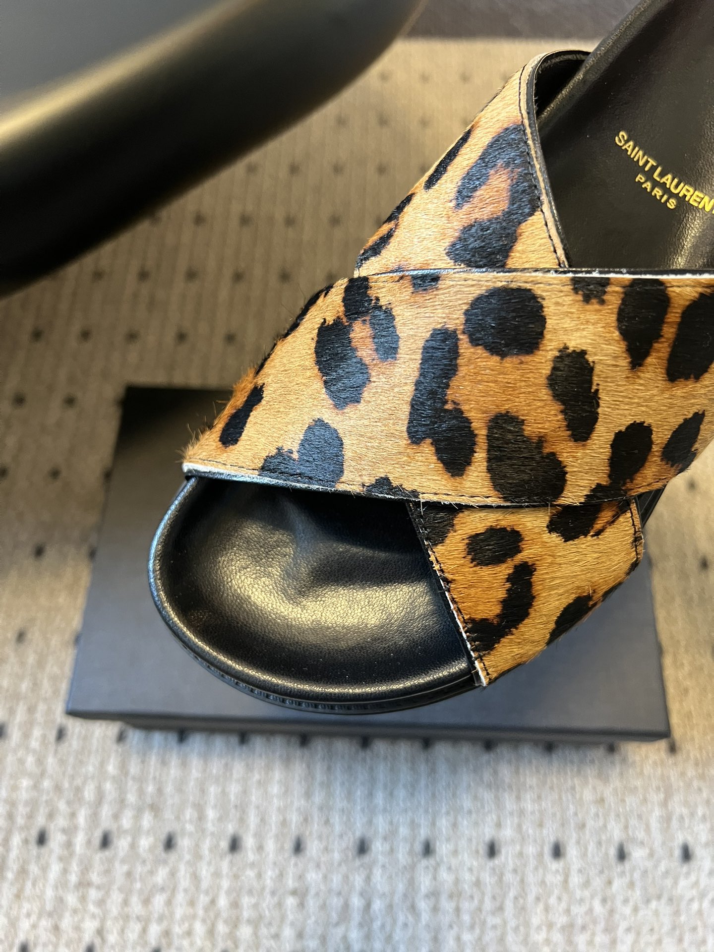 Saintlauren*25ss春夏新款豹纹交叉带拖鞋鞋面采用经典豹纹元素，有浅棕底浅纹、深棕底深纹两款