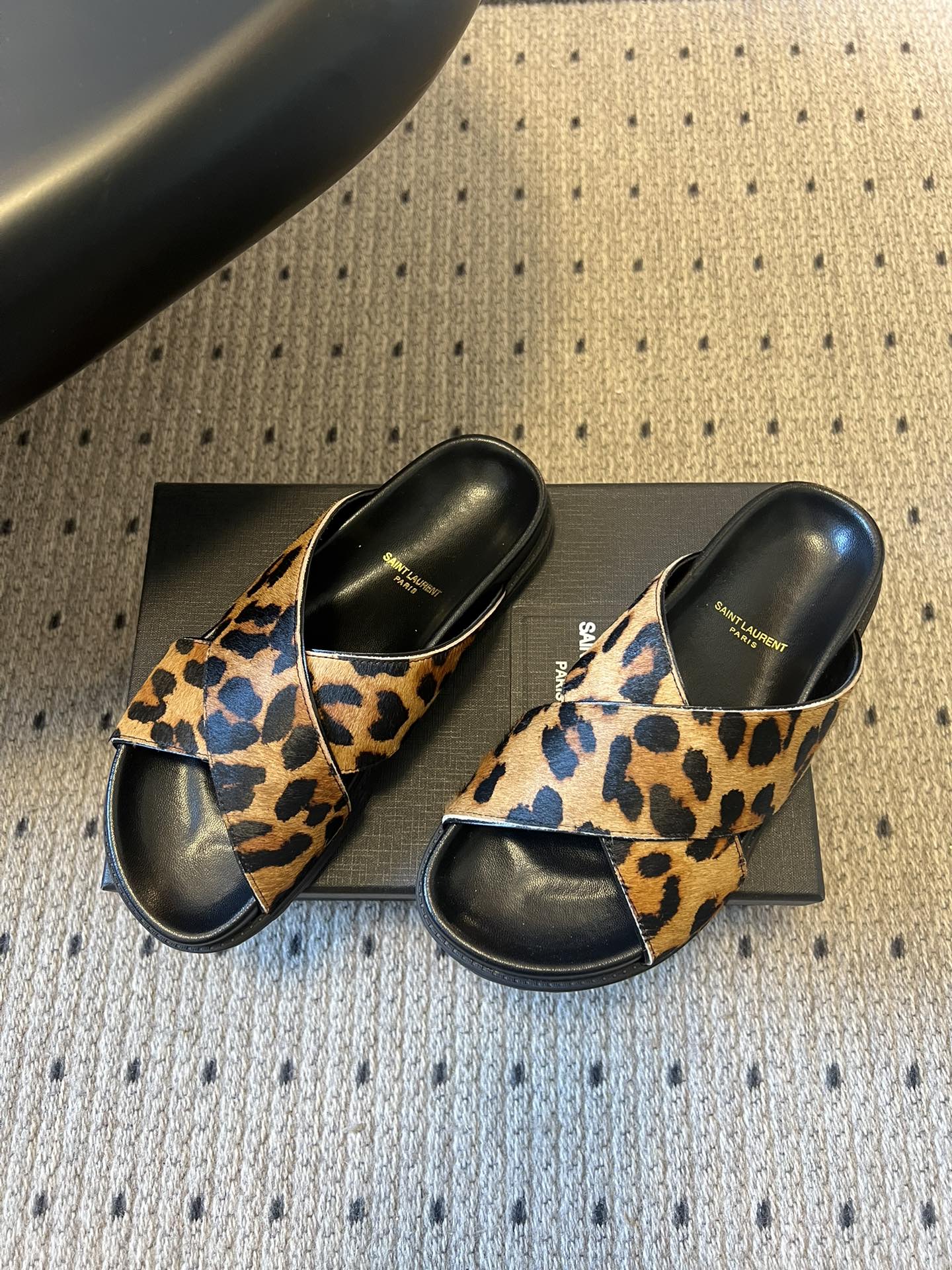Saintlauren*25ss春夏新款豹纹交叉带拖鞋鞋面采用经典豹纹元素，有浅棕底浅纹、深棕底深纹两款