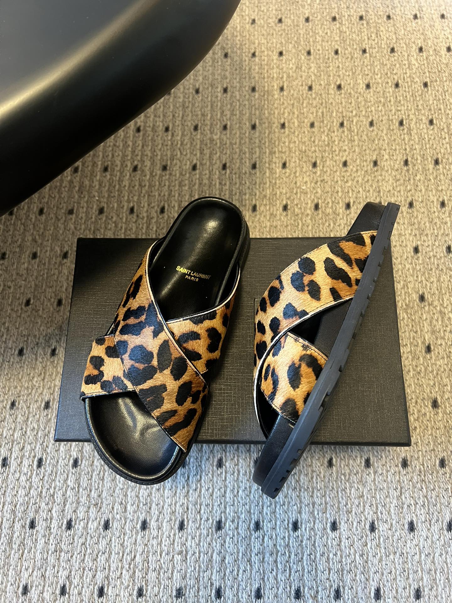 Saintlauren*25ss春夏新款豹纹交叉带拖鞋鞋面采用经典豹纹元素，有浅棕底浅纹、深棕底深纹两款