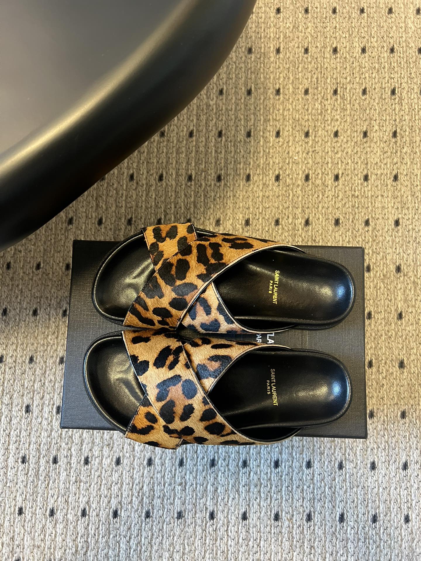 Saintlauren*25ss春夏新款豹纹交叉带拖鞋鞋面采用经典豹纹元素，有浅棕底浅纹、深棕底深纹两款