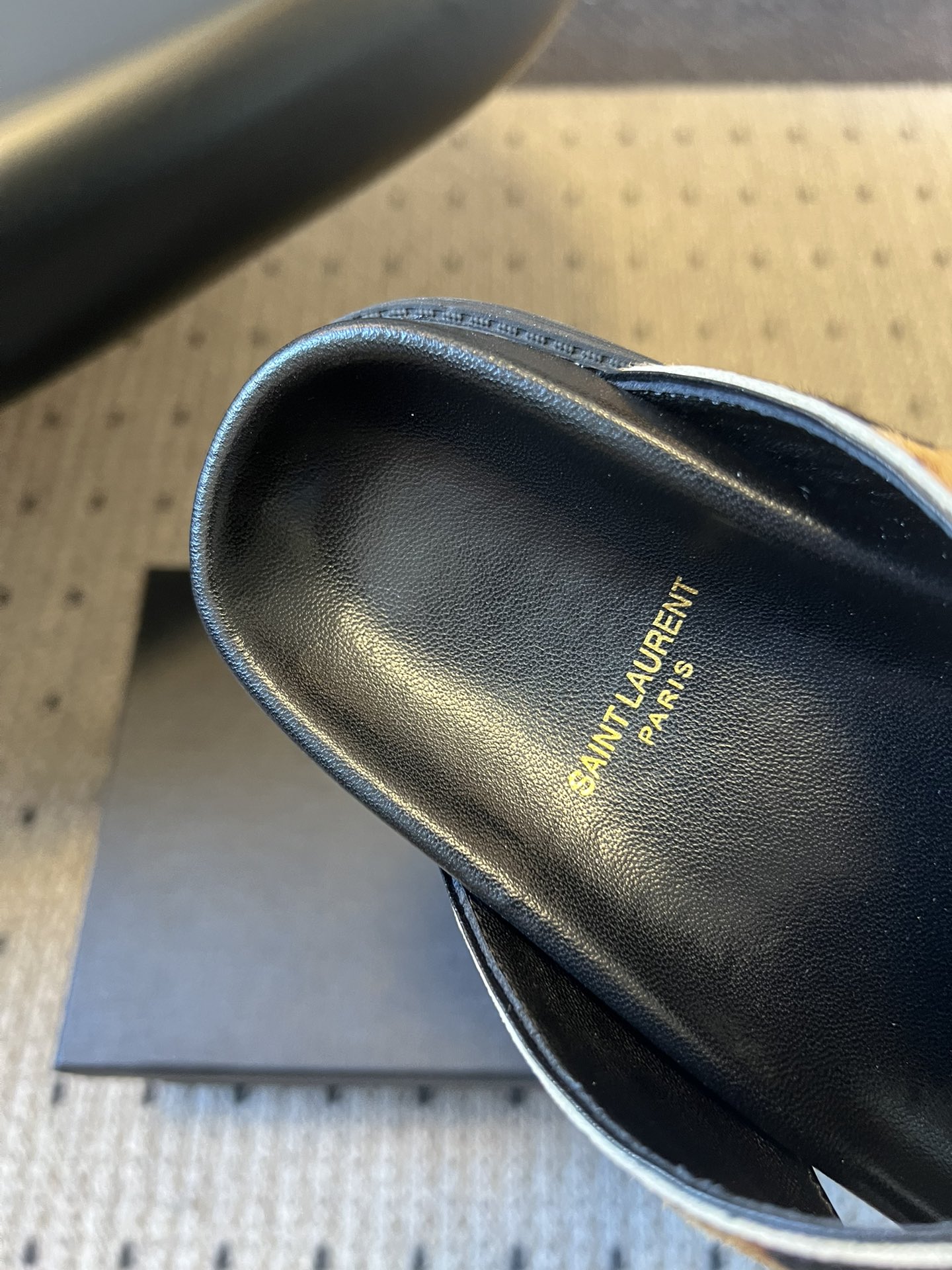 Saintlauren*25ss春夏新款豹纹交叉带拖鞋鞋面采用经典豹纹元素，有浅棕底浅纹、深棕底深纹两款