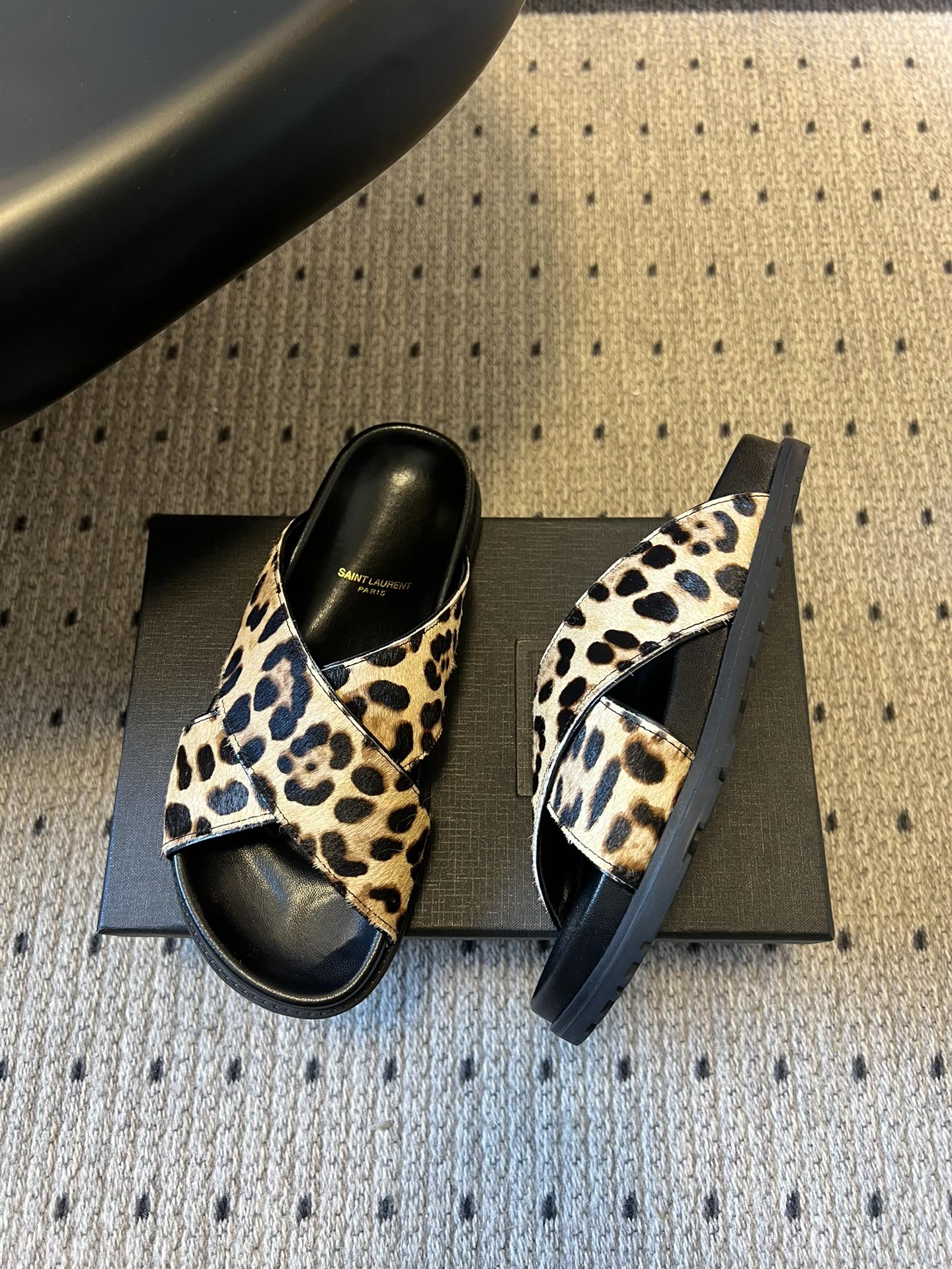 Saintlauren*25ss春夏新款豹纹交叉带拖鞋鞋面采用经典豹纹元素，有浅棕底浅纹、深棕底深纹两款