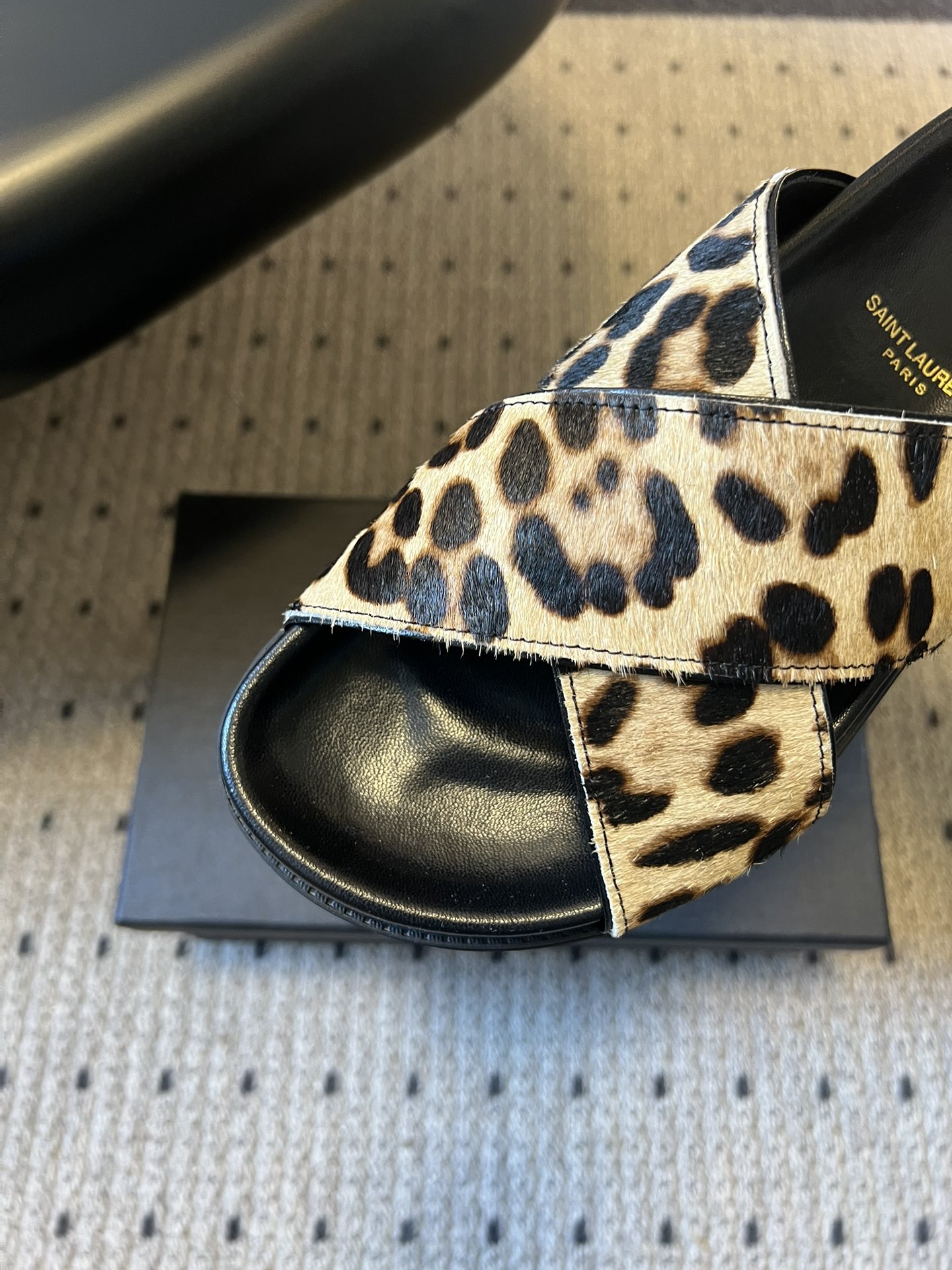 Saintlauren*25ss春夏新款豹纹交叉带拖鞋鞋面采用经典豹纹元素，有浅棕底浅纹、深棕底深纹两款
