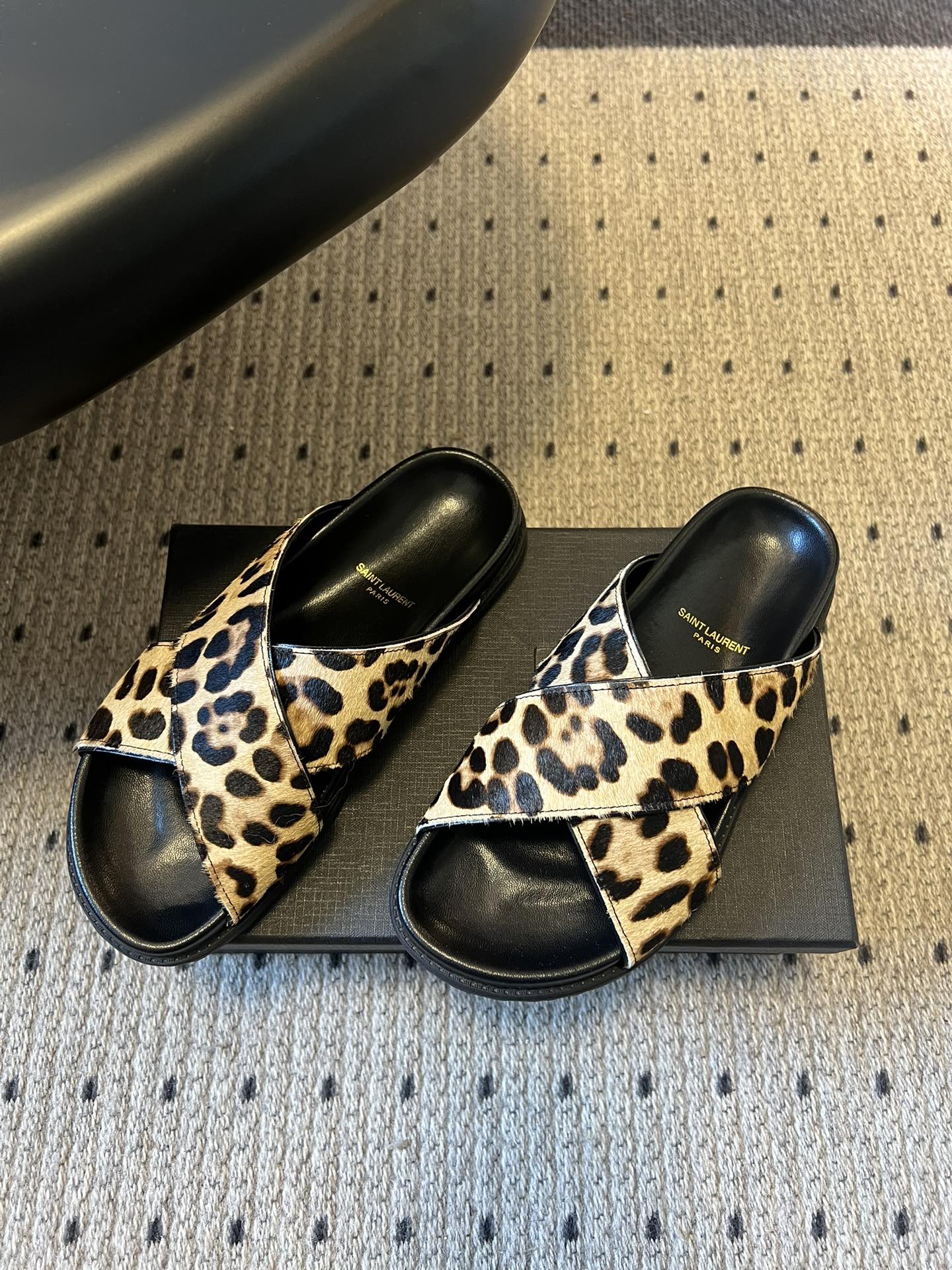 Saintlauren*25ss春夏新款豹纹交叉带拖鞋鞋面采用经典豹纹元素，有浅棕底浅纹、深棕底深纹两款