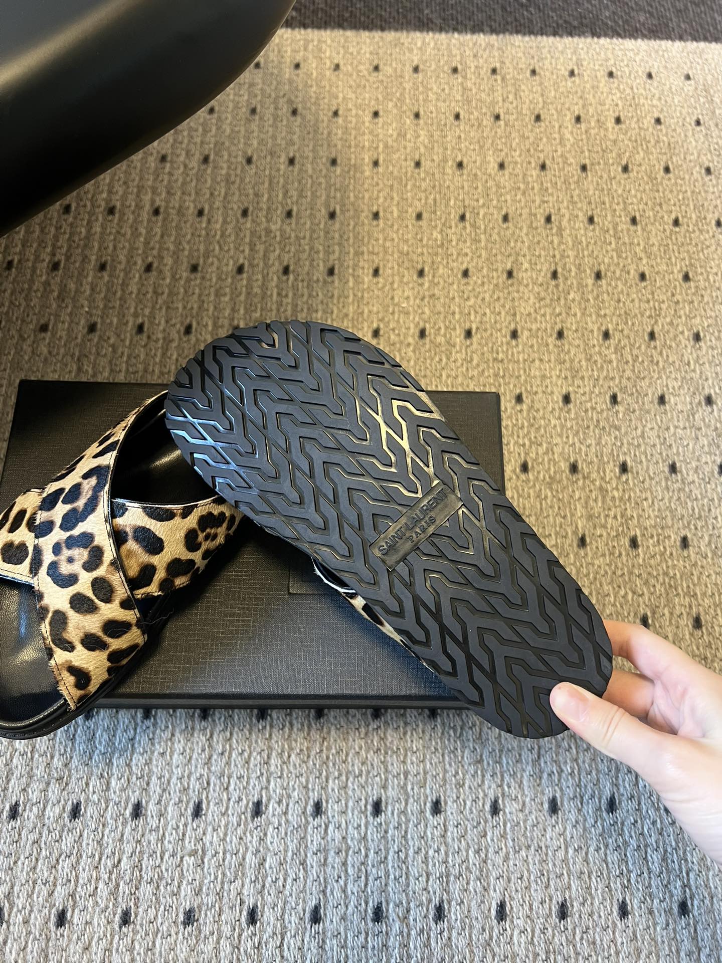 Saintlauren*25ss春夏新款豹纹交叉带拖鞋鞋面采用经典豹纹元素，有浅棕底浅纹、深棕底深纹两款