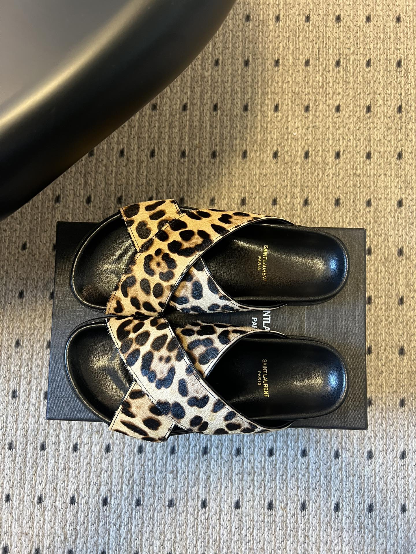 Saintlauren*25ss春夏新款豹纹交叉带拖鞋鞋面采用经典豹纹元素，有浅棕底浅纹、深棕底深纹两款