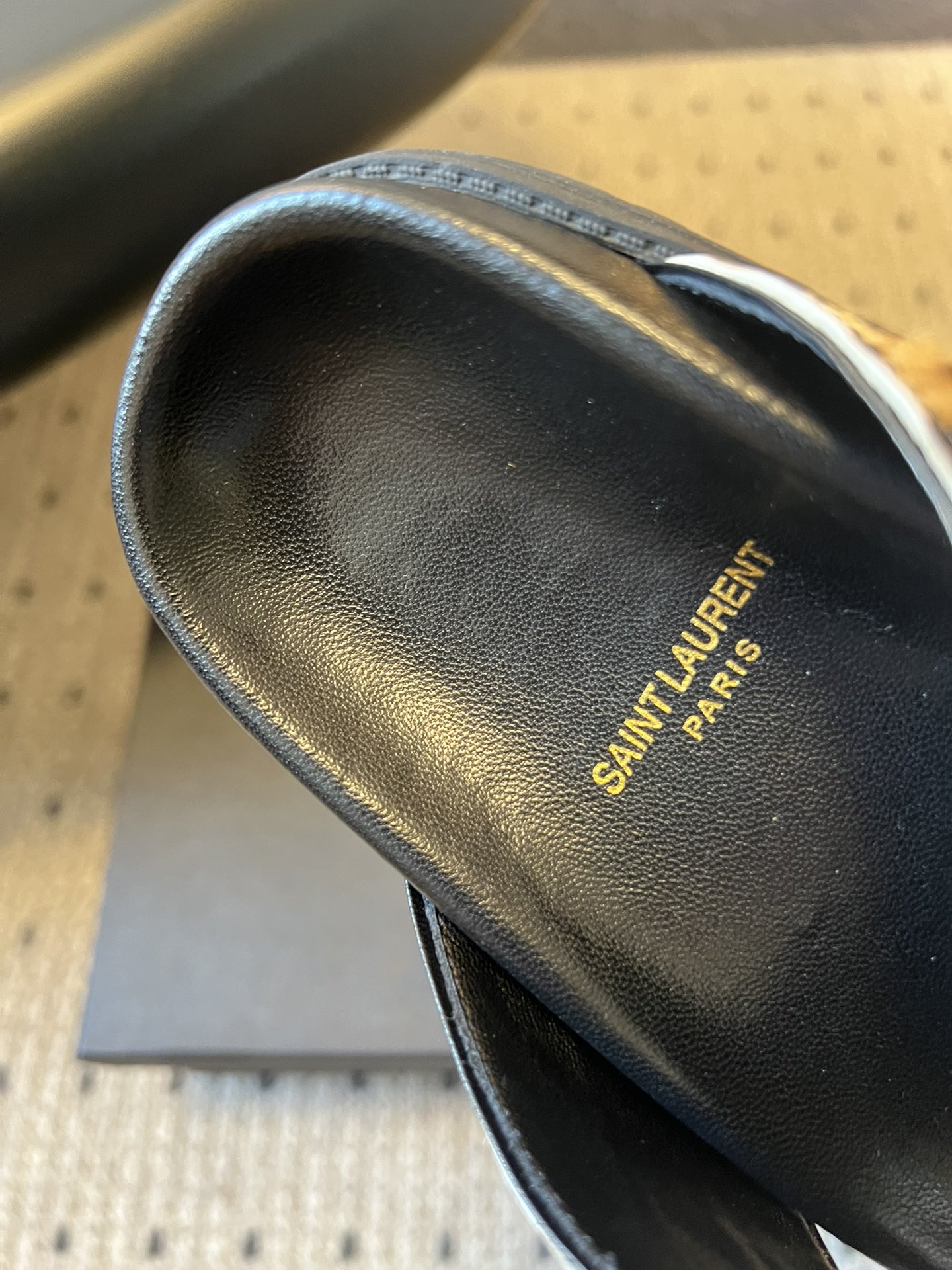 Saintlauren*25ss春夏新款豹纹交叉带拖鞋鞋面采用经典豹纹元素，有浅棕底浅纹、深棕底深纹两款