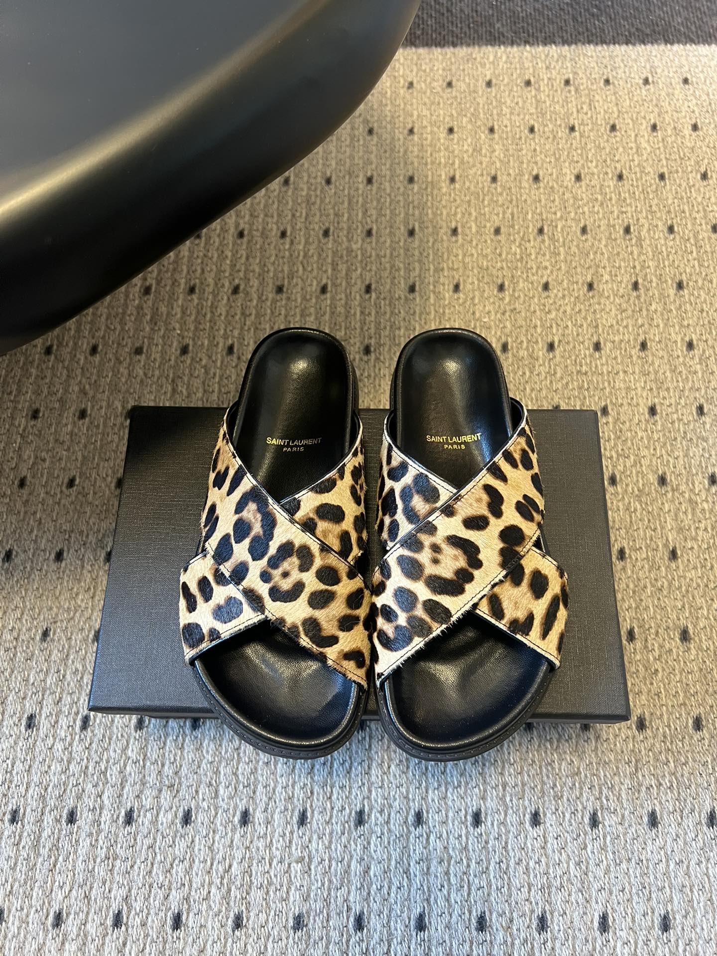 NO:682454,Saintlauren*25ss new spring and summer leopard print cross-strap slippers. The upper adopts classic leopard print elements. There are two leopard print colors, light brown with light lines and dark brown with deep lines, which visually create a sense of hierarchy. The upper straps are cross-designed, and the toes are exposed while adding a sense of retro style and personality. They are flat-soled mule slippers with no heel design, making them easy to put on and take off;  The YSL brand logo is printed on the inside of the shoe, and the upper is made of imitation horse hair leather, which has strong tactile and visual texture. It continues the brand's light luxury craftsmanship and has both wild fashion sense and brand recognition. Horse hair upper, sheepskin lining, outsole, rubber outsole **2cm size 35-40 (40 size customization is non-returnable), slippers, saint laurent, saint laurent, slippers, sheepskin19860909Saintlauren*25ss春夏新款豹纹交叉带拖鞋 鞋面采用经典豹纹元素,有浅棕底浅纹、深棕底深纹两款豹纹配色,视觉上形成层次感；鞋面带为交叉设计,露趾的同时增加了造型的复古与个性感.属于平底穆勒拖款式,无后跟设计,穿脱便捷； 鞋内印有YSL品牌标识,鞋面采用仿马毛皮革材质,触感与视觉肌理感强,延续了品牌轻奢的工艺水准,兼具野性时尚感与品牌辨识度. 鞋面马毛 内里羊皮 大底橡胶大底 **2cm size35-40码（40码定制不退换）,拖鞋,saint laurent,saint laurent,slippers,sheepskin,Women's Shoes