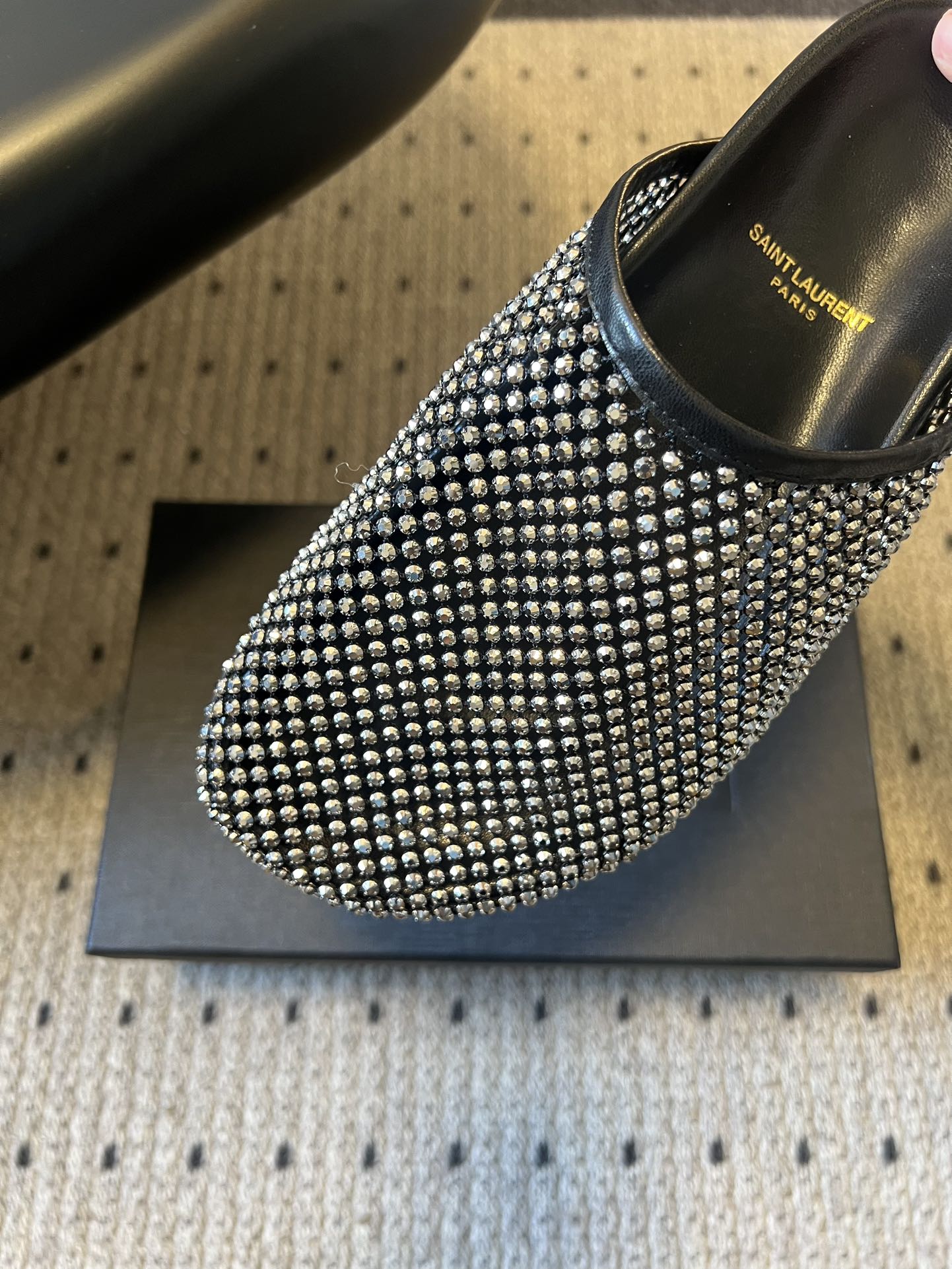 Saintlauren*25ss秋冬钻面穆勒半拖鞋休闲鞋鞋面通体覆盖水钻装饰，采用网格状排列的钻面设计，