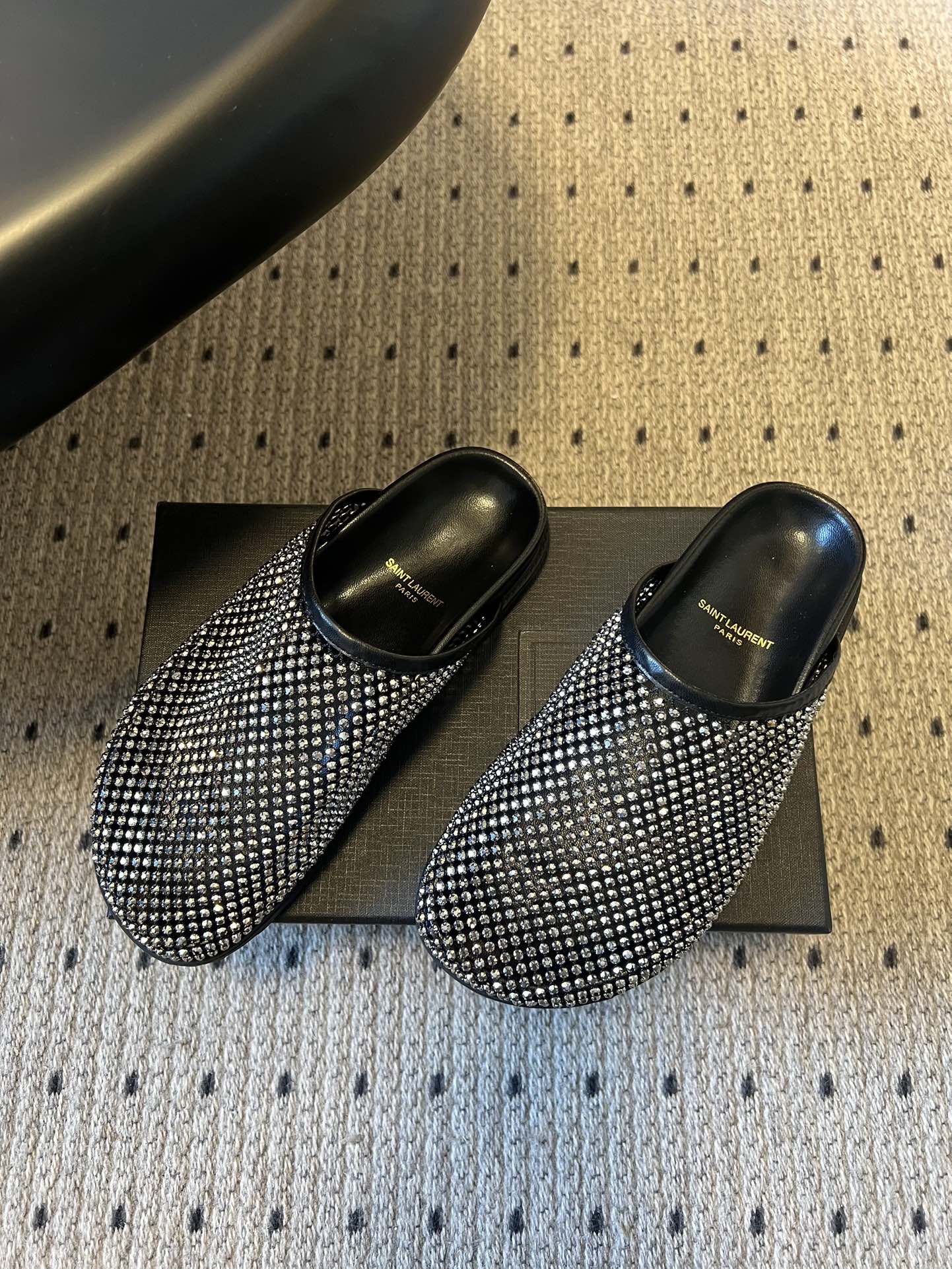 Saintlauren*25ss秋冬钻面穆勒半拖鞋休闲鞋鞋面通体覆盖水钻装饰，采用网格状排列的钻面设计，