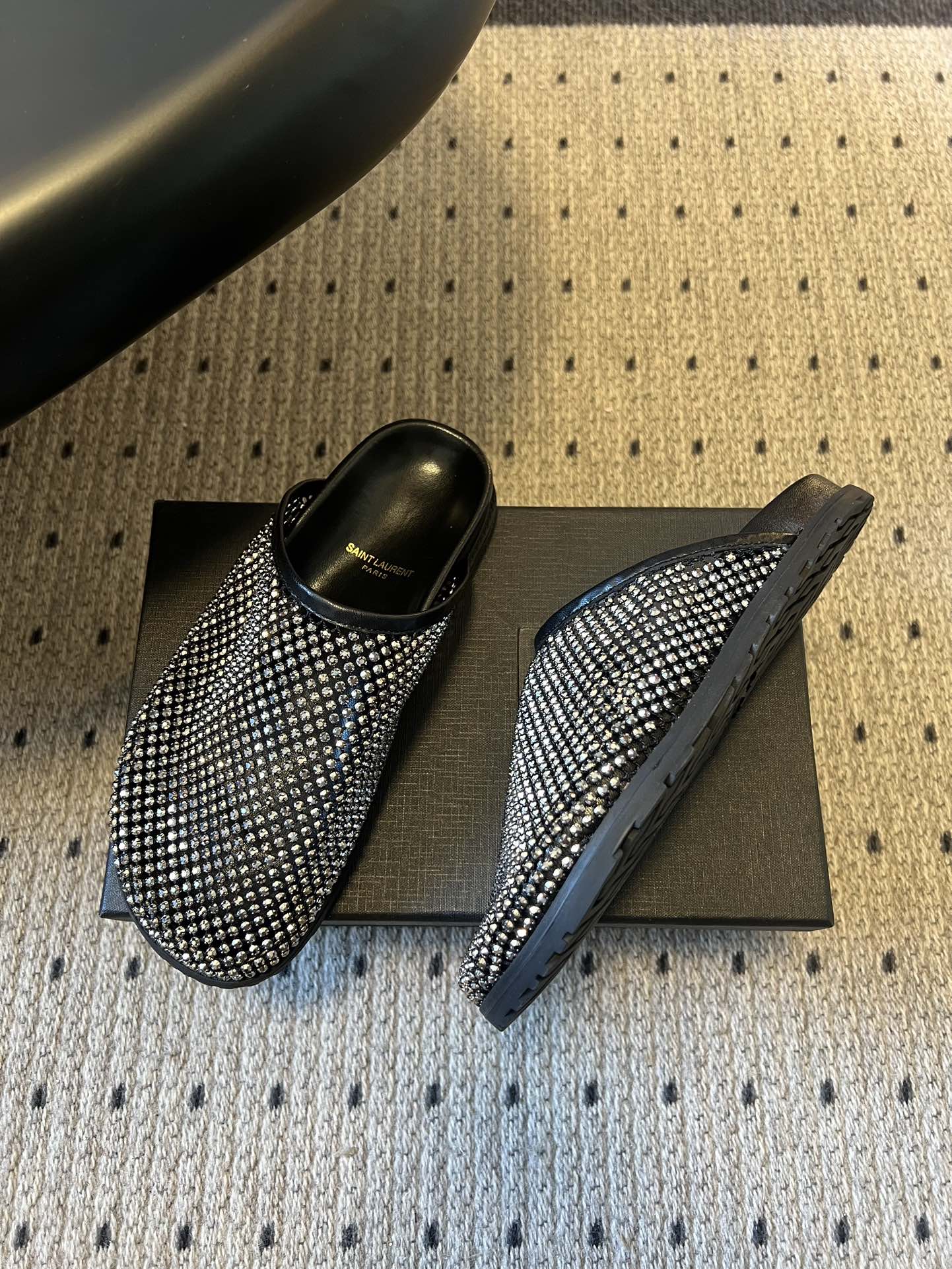 Saintlauren*25ss秋冬钻面穆勒半拖鞋休闲鞋鞋面通体覆盖水钻装饰，采用网格状排列的钻面设计，