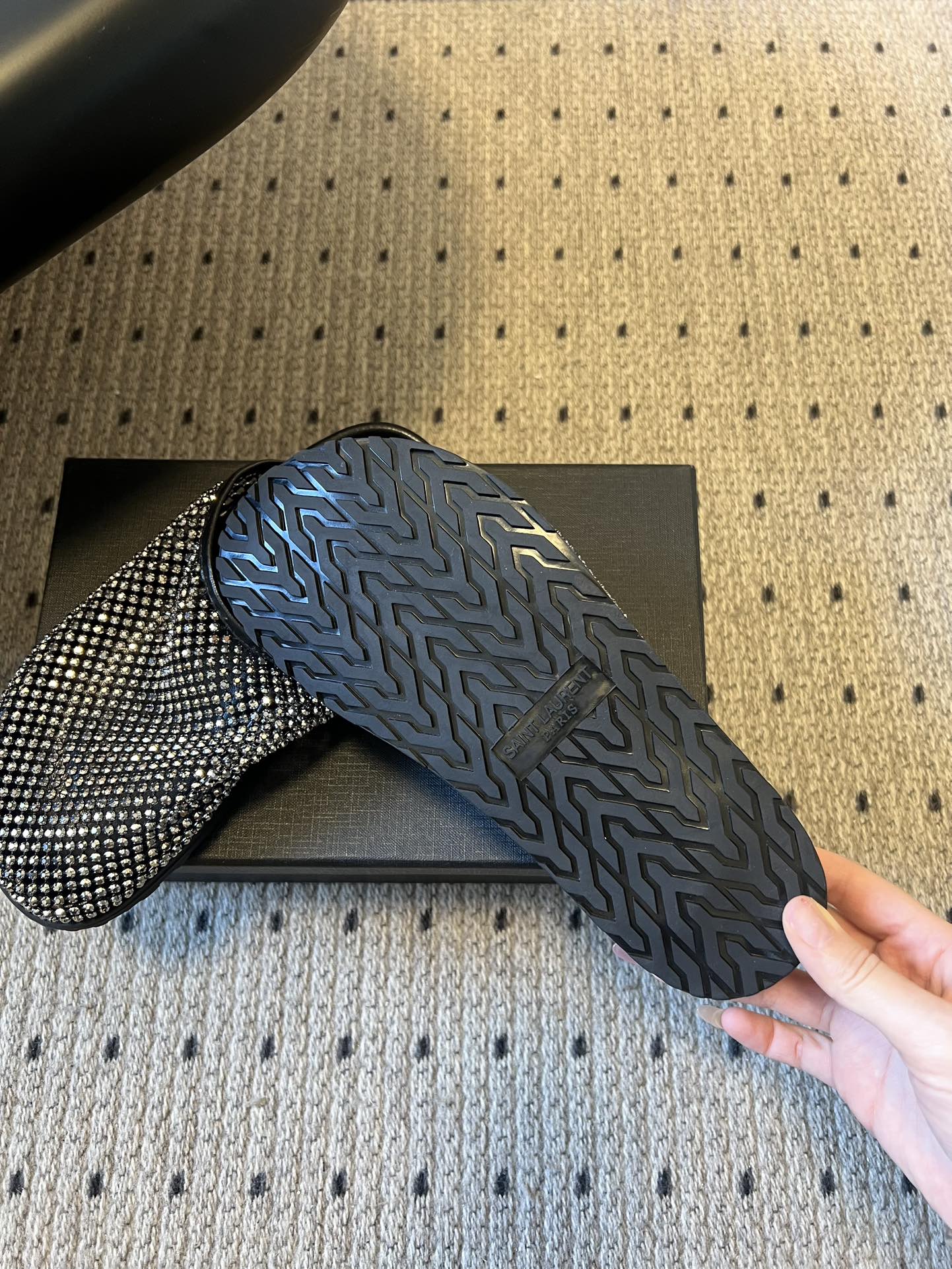 Saintlauren*25ss秋冬钻面穆勒半拖鞋休闲鞋鞋面通体覆盖水钻装饰，采用网格状排列的钻面设计，