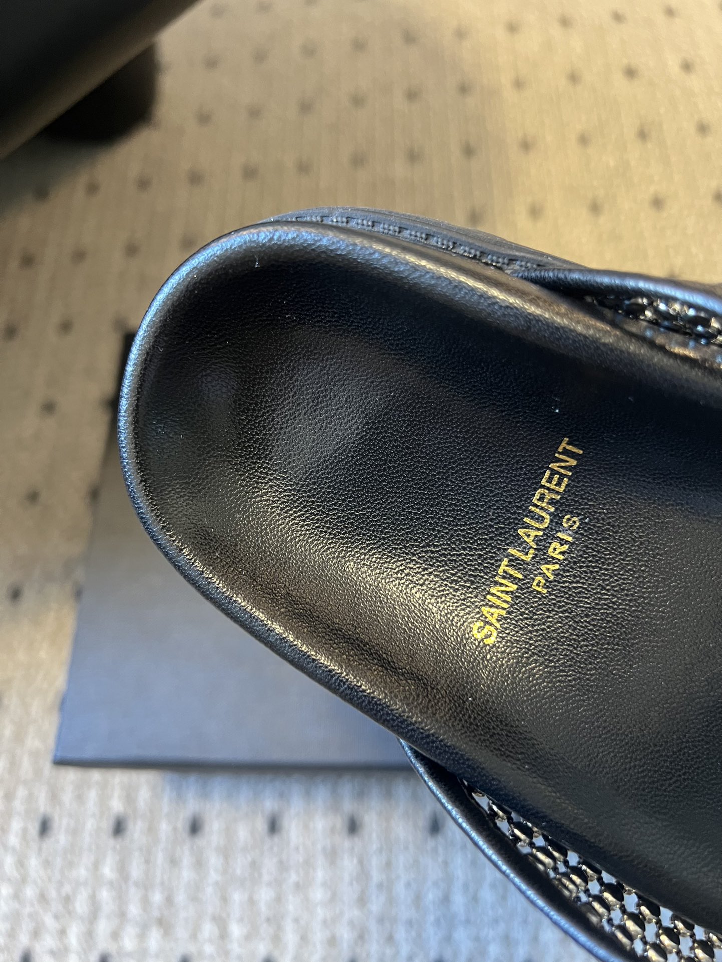 Saintlauren*25ss秋冬钻面穆勒半拖鞋休闲鞋鞋面通体覆盖水钻装饰，采用网格状排列的钻面设计，