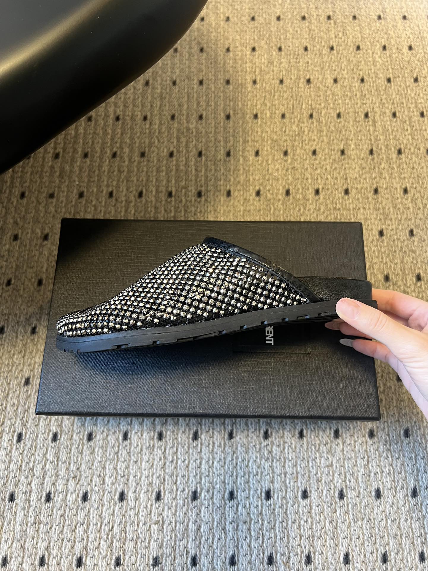 Saintlauren*25ss秋冬钻面穆勒半拖鞋休闲鞋鞋面通体覆盖水钻装饰，采用网格状排列的钻面设计，