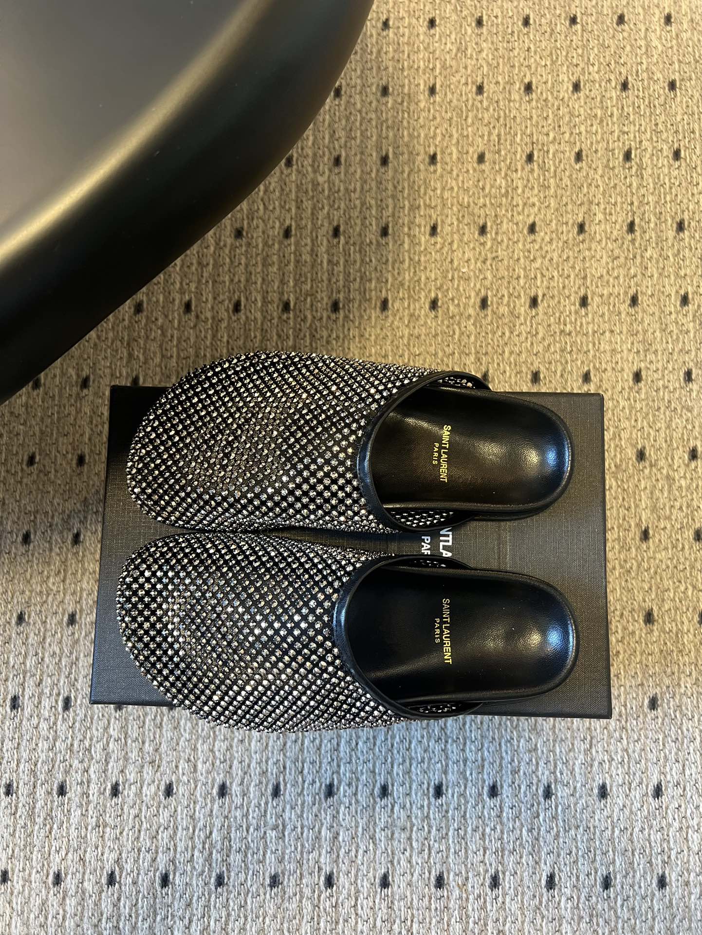 Saintlauren*25ss秋冬钻面穆勒半拖鞋休闲鞋鞋面通体覆盖水钻装饰，采用网格状排列的钻面设计，