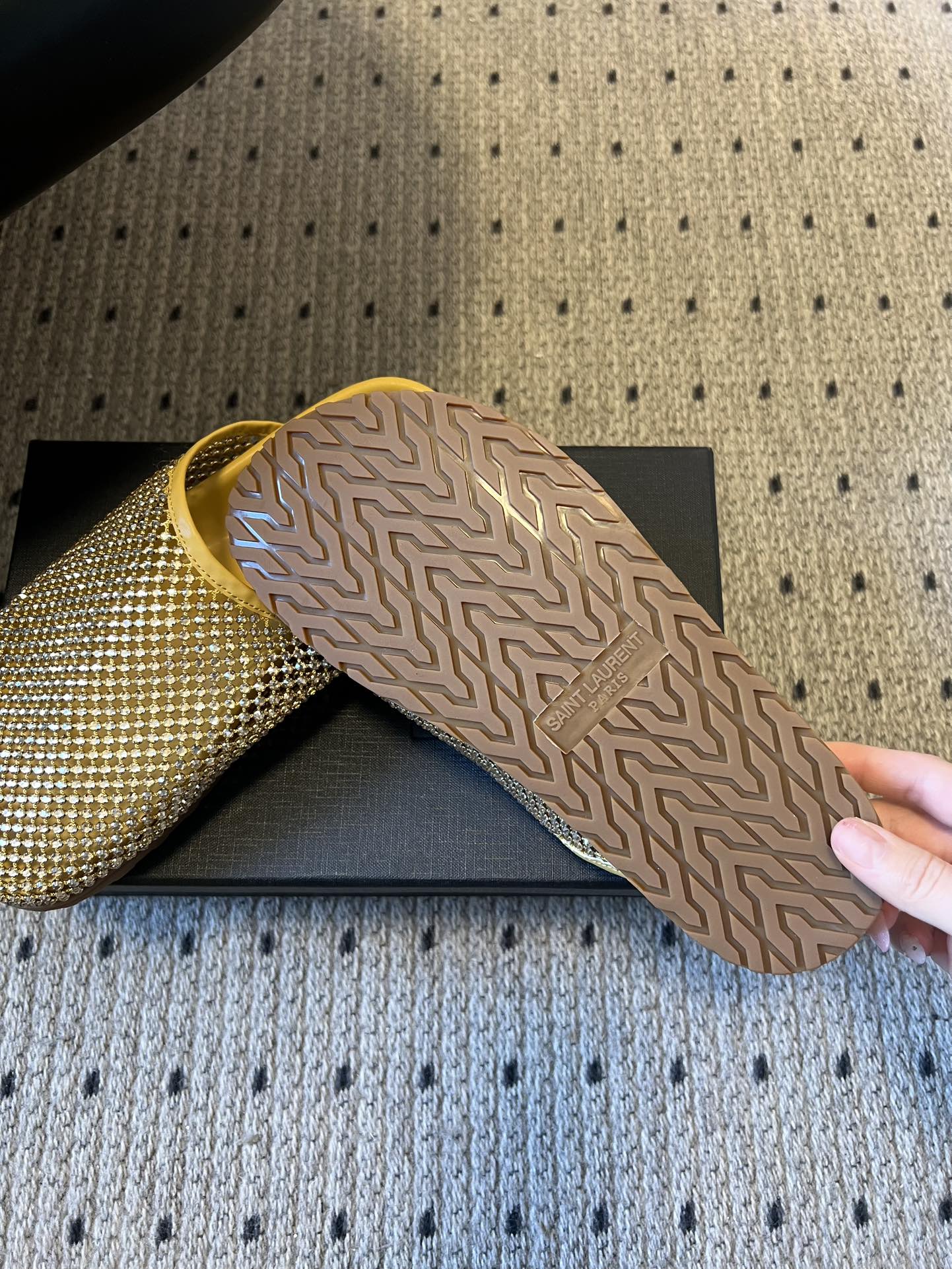 Saintlauren*25ss秋冬钻面穆勒半拖鞋休闲鞋鞋面通体覆盖水钻装饰，采用网格状排列的钻面设计，