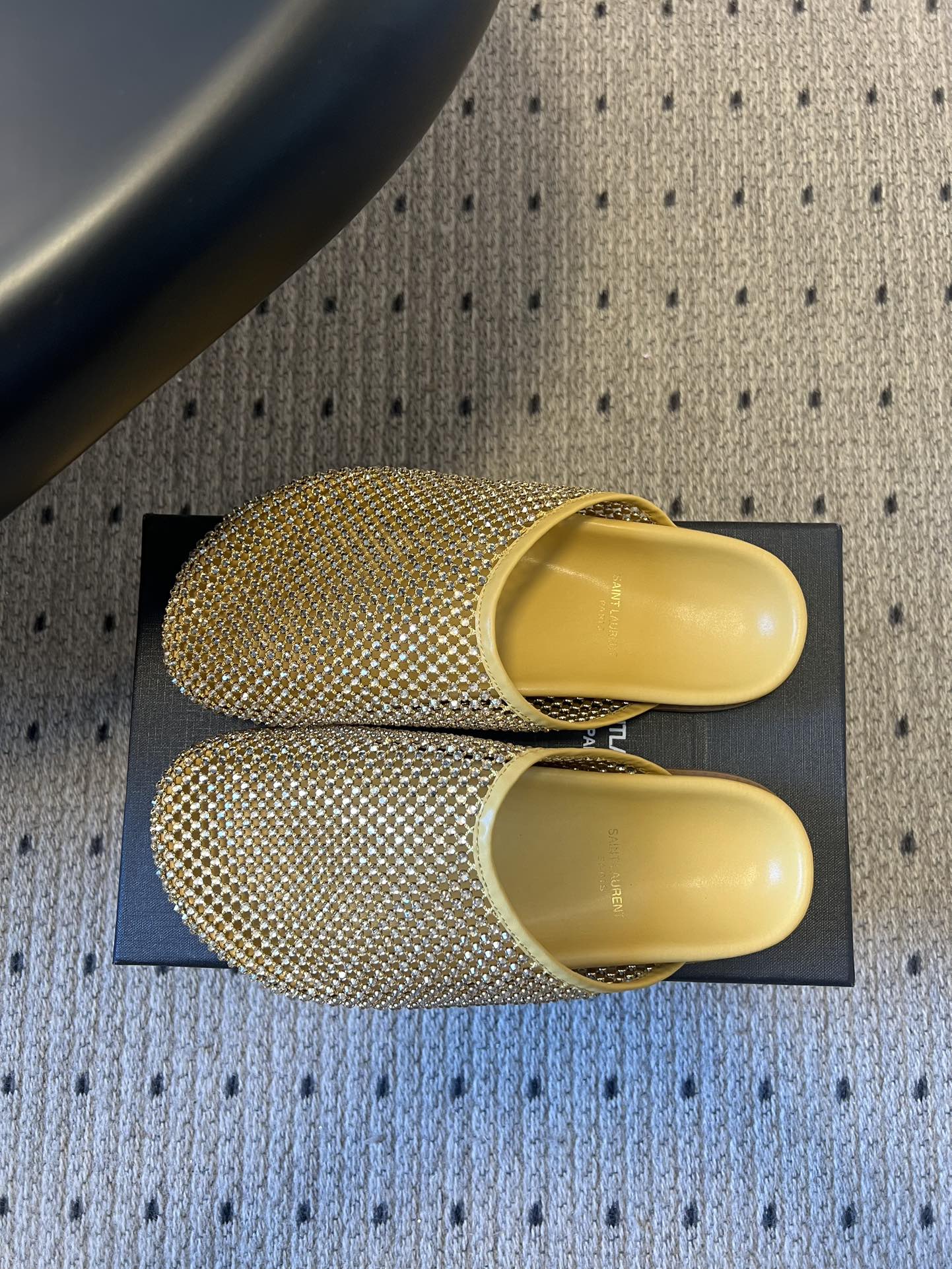 Saintlauren*25ss秋冬钻面穆勒半拖鞋休闲鞋鞋面通体覆盖水钻装饰，采用网格状排列的钻面设计，