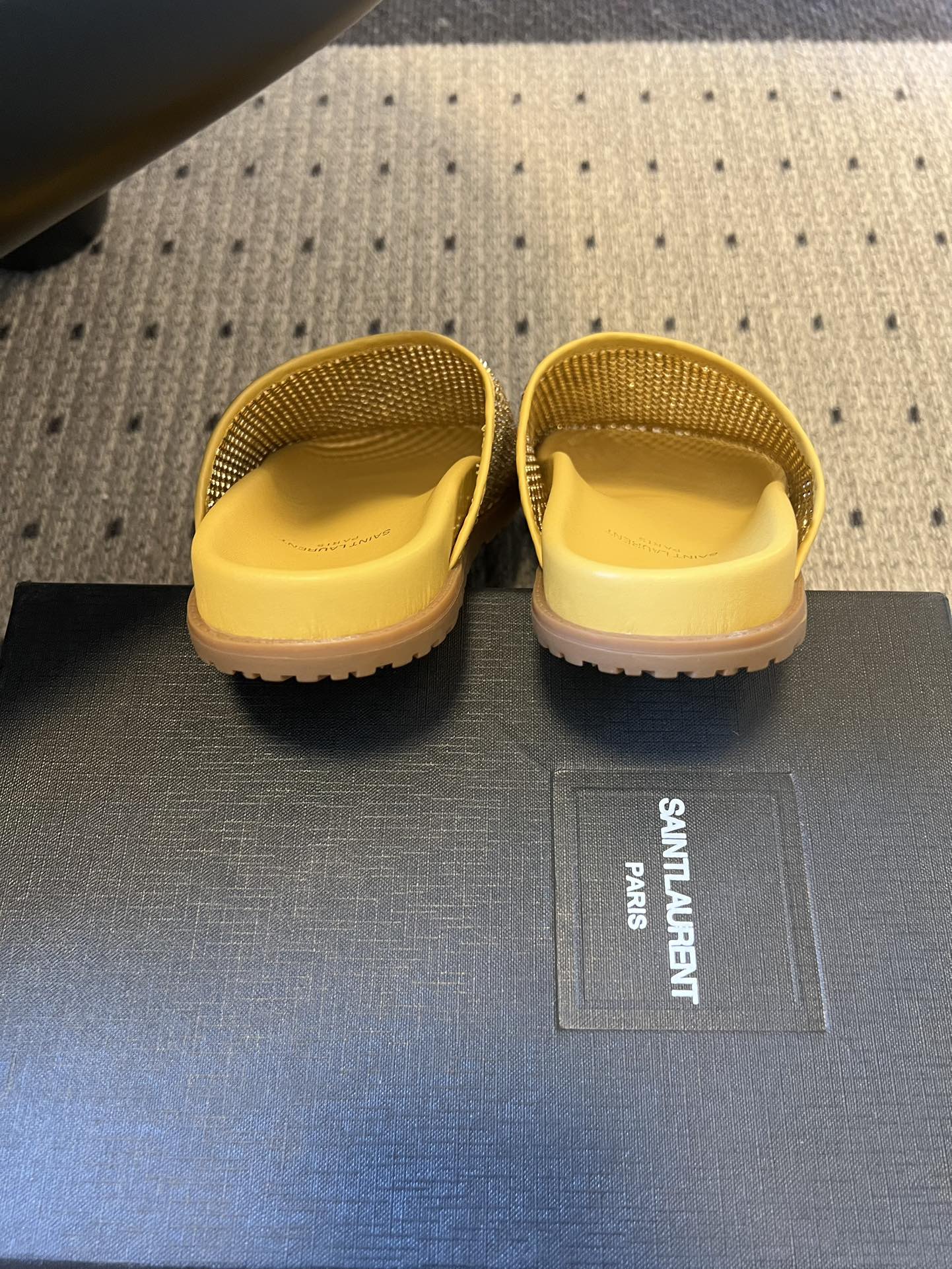 Saintlauren*25ss秋冬钻面穆勒半拖鞋休闲鞋鞋面通体覆盖水钻装饰，采用网格状排列的钻面设计，