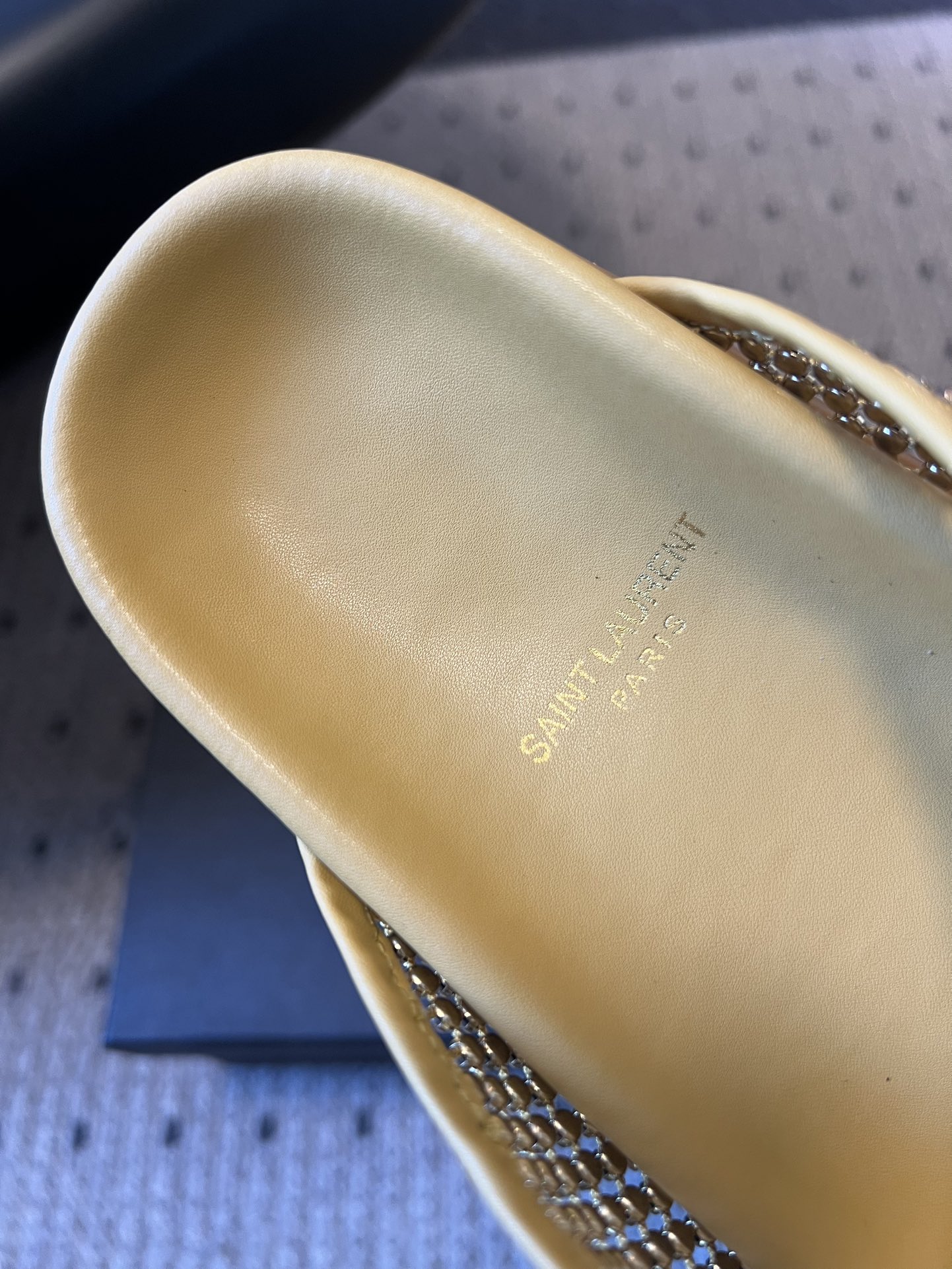 Saintlauren*25ss秋冬钻面穆勒半拖鞋休闲鞋鞋面通体覆盖水钻装饰，采用网格状排列的钻面设计，