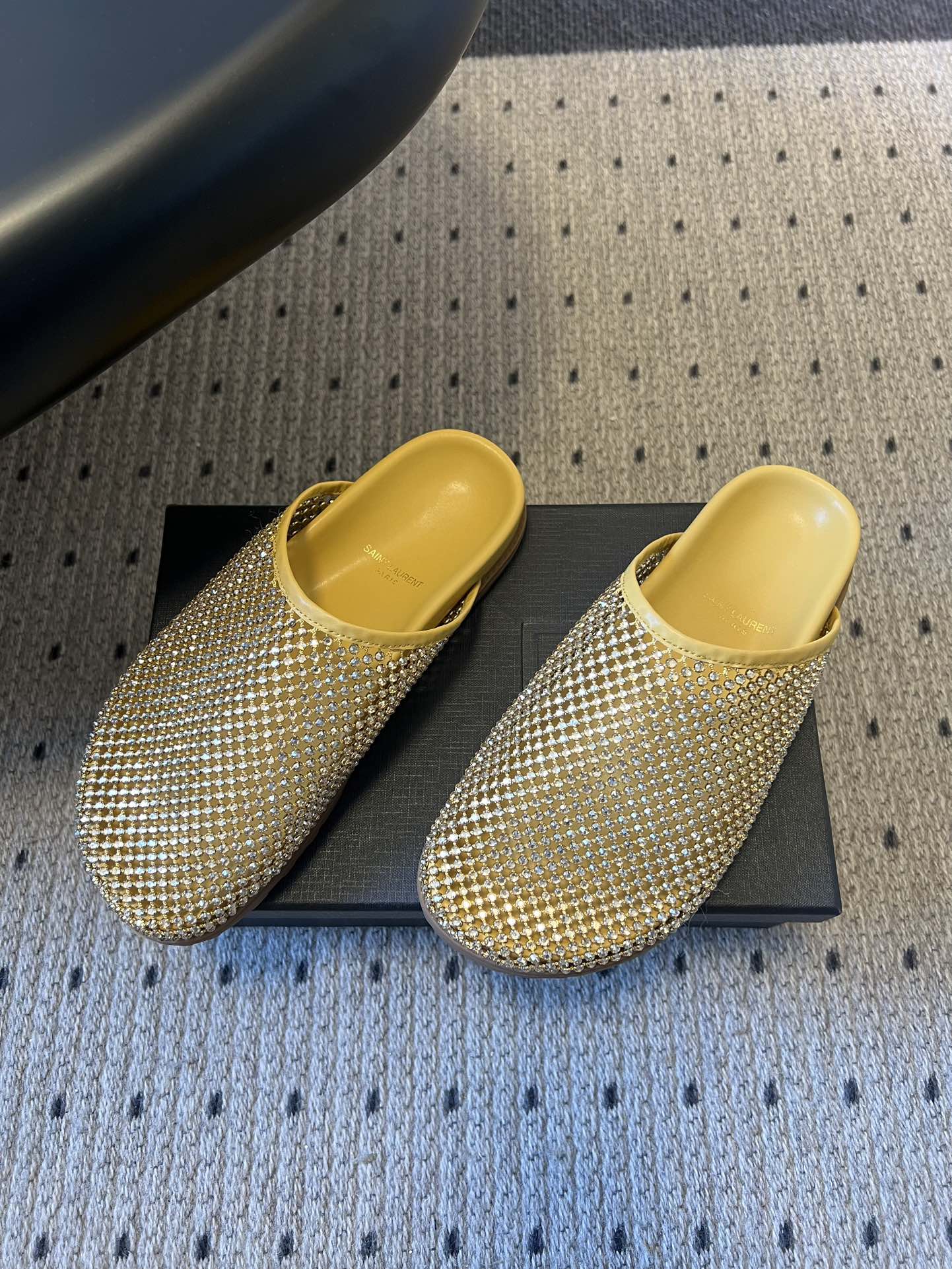 Saintlauren*25ss秋冬钻面穆勒半拖鞋休闲鞋鞋面通体覆盖水钻装饰，采用网格状排列的钻面设计，
