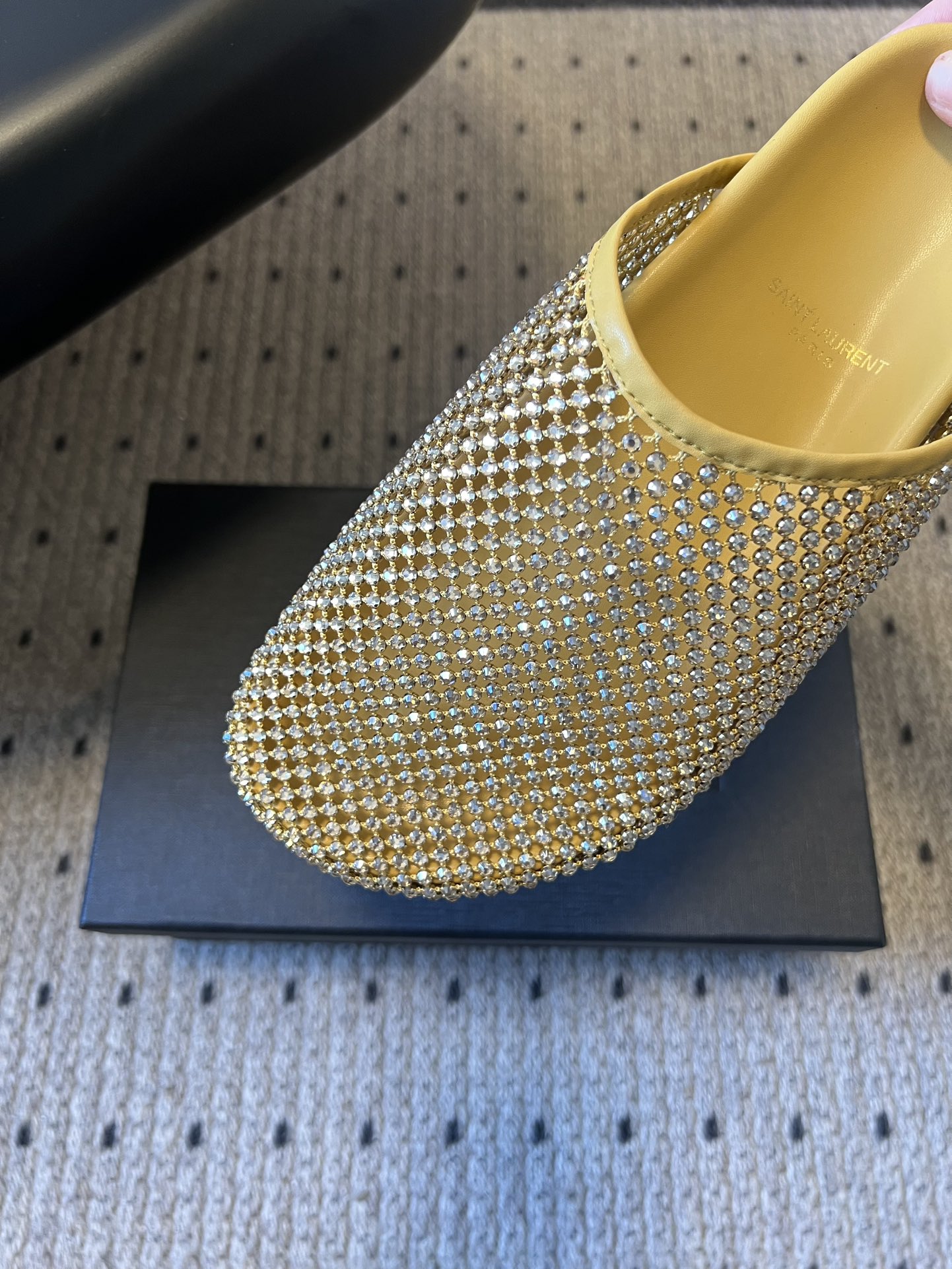 Saintlauren*25ss秋冬钻面穆勒半拖鞋休闲鞋鞋面通体覆盖水钻装饰，采用网格状排列的钻面设计，