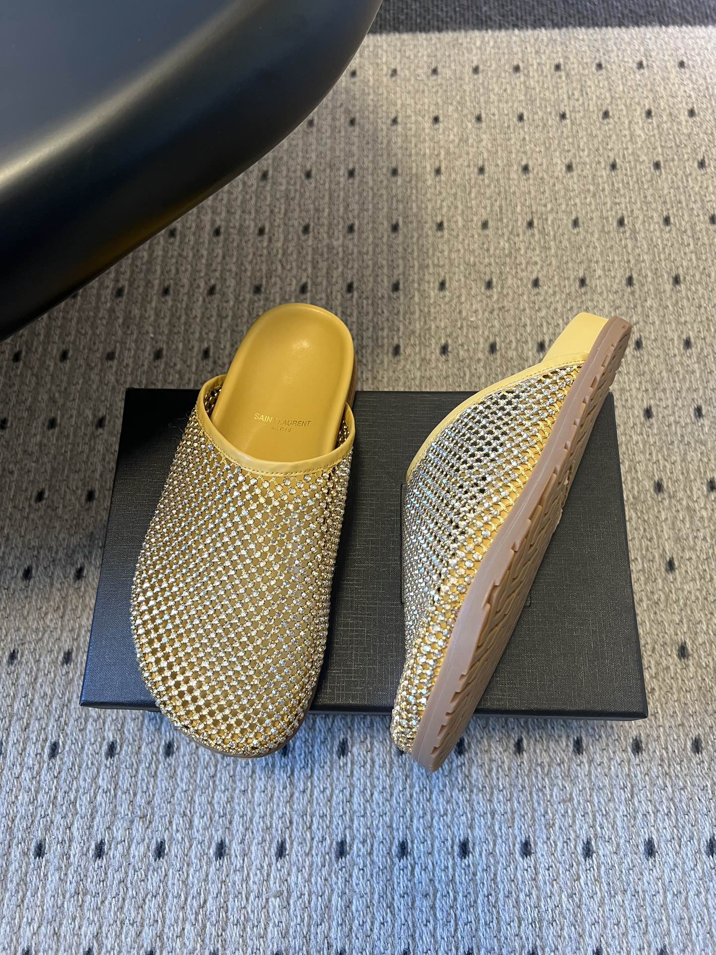 Saintlauren*25ss秋冬钻面穆勒半拖鞋休闲鞋鞋面通体覆盖水钻装饰，采用网格状排列的钻面设计，