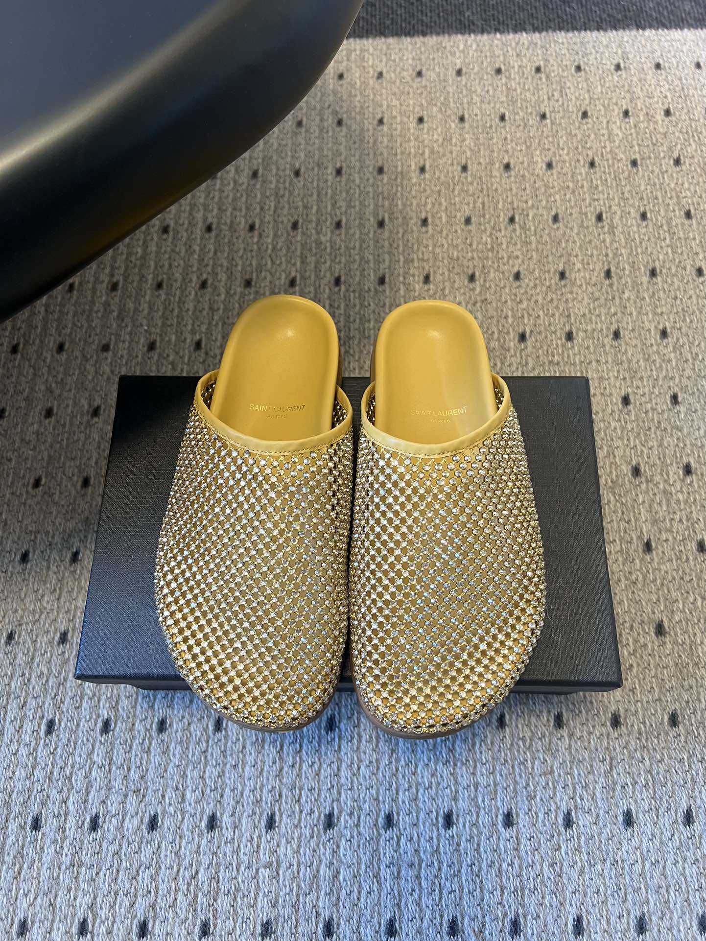 NO:682446,Saintlauren*25ss autumn and winter diamond-faced mules half-slipper casual shoes. The upper is covered with rhinestone decoration, and the diamond face design is arranged in a grid, which has a strong luster. It is launched in two colors: gold and black. The golden shoe body and the lining are the same color, and the black style has a rhinestone face with a black leather lining, which has a sharp visual contrast.  It is a toe-toe mules semi-mug style with no heel design, making it easy to put on and take off with one foot. The shoe shape is a simple flat-bottomed toe-toe style with smooth lines, taking into account both practicality and style. The YSL brand logo can be seen inside the shoe, and it uses leather lining and textured soles, continuing Yves Saint Laurent's light luxury and exquisite craftsmanship, with both fashion and brand recognition. Mesh upper, sheepskin lining, rubber outsole **2cm  Size 35-40 (customized size 40 is non-refundable, semi-trailer, saint laurent, saint laurent, saint laurent, slippers, sheepskin19860909Saintlauren*25ss秋冬钻面穆勒半拖鞋休闲鞋 鞋面通体覆盖水钻装饰,采用网格状排列的钻面设计,光泽感强；推出金色、黑色两款配色,金色款鞋身与内里同色,黑色款钻面搭配黑色皮质内里,视觉对比鲜明. 为包头穆勒拖半拖款式,无后跟设计,一脚蹬穿脱便捷；鞋型为简约的平底包头款,线条流畅,兼顾实用性与造型感.鞋内可见YSL品牌标识,采用皮革内里与质感鞋底,延续了圣罗兰轻奢精致的工艺水准,兼具时尚度与品牌辨识度. 鞋面网钻 内里羊皮 大底橡胶大底 **2cm size35-40码（40码定制不退换,半拖,saint laurent,saint laurent,saint laurent,slippers,sheepskin,Women's Shoes