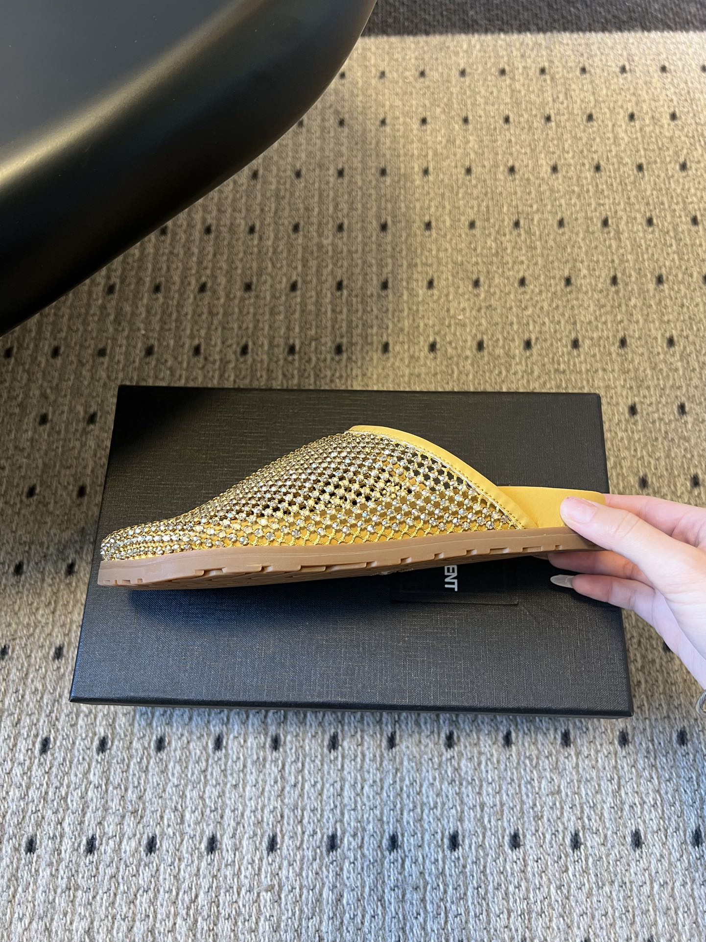 Saintlauren*25ss秋冬钻面穆勒半拖鞋休闲鞋鞋面通体覆盖水钻装饰，采用网格状排列的钻面设计，