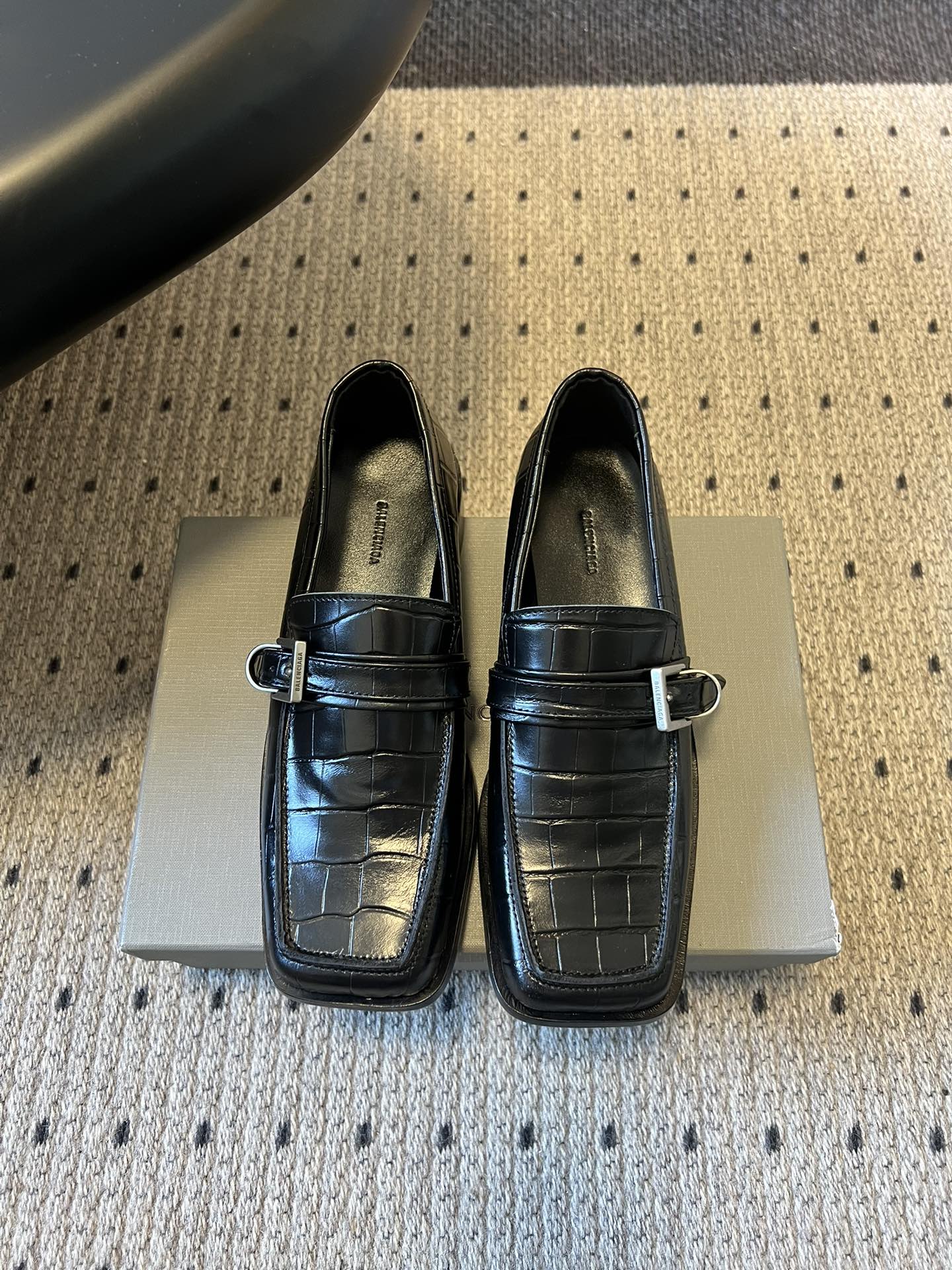 NO:695105,Balenciaga 25ss square toe crocodile pattern loafers are casual shoes with a square toe design and strong and neat lines, creating a retro and avant-garde style. They are flat loafers with a stiff body shape that combines formality for commuting with daily casualness. The upper is made of crocodile pattern embossed leather, with a three-dimensional and textured texture.  The shoe body is decorated with a metal buckle design, located on the front side of the shoe, becoming a visual highlight; the buckle and leather texture are combined to enhance the sophistication and design of the shoe, while retaining the convenience of slip-on loafers. Cowhide upper, sheepskin lining, leather outsole, 3cm higher  size 35-41 (customized sizes 40 and 41 are not returnable), loafers, balenciaga, balenciaga, loafers, cowhide, sheepskin, Leather soles19860909Balenciaga巴黎世家25ss方头鳄鱼纹乐福鞋休闲鞋 采用方正鞋头设计,线条硬朗利落,打造出复古又前卫的风格；为平底乐福鞋款式,鞋身版型挺括,兼具通勤正式感与日常休闲性.鞋面使用鳄鱼纹压花皮革,纹理立体有质感. 鞋身饰有金属扣带设计,位于鞋面前侧,成为视觉亮点；扣带与皮革纹理结合,提升了鞋子的精致度与设计感,同时保留乐福鞋一脚蹬的便捷性. 鞋面牛皮 内里羊皮 大底真皮大底 增高3cm size35-41码（40、41码定制不退换）,乐福鞋,balenciaga,balenciaga,loafers,cowhide,sheepskin,Leather soles,Women's Shoes