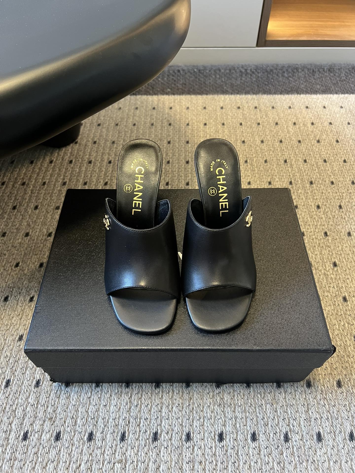 NO:724320,Top quality Chane*25ss spring and summer new high-heeled mules are all open-toe high-heeled mules without heel, making them easy to put on and take off with one foot. The heels are designed with stiletto heels to enhance the leg lines while retaining the casual feel of mules, suitable for daily and light social scenes.  The insole of the shoe is printed with the golden 'CHANEL' brand logo, and the body of the shoe is embellished with the classic double-C metal buckle to enhance brand recognition; the details of different material models have different emphases, the diamond-faced model has a strong luster, while the mesh model adds a soft and delicate feel. Upper cashmere/diamond Lined sheepskin Outsole Genuine leather outsole Increased by 12cm  heels,slippers,sheepskin,Leather soles19860909顶级品质 Chane*25ss春夏新款高跟穆勒拖鞋 均为露趾高跟穆勒拖无后跟款式,一脚蹬穿脱便捷；鞋跟为细高跟设计,提升腿部线条的同时保留了穆勒拖的休闲感,适配日常与轻社交场景. 鞋内底印有金色“CHANEL”品牌标识,鞋身点缀经典的双C金属扣,强化品牌辨识度；不同材质款的细节装饰各有侧重,钻面款光泽感强,网纱款则增添柔美精致感. 鞋面羊绒/钻石 内里羊皮 大底真皮大底 增高12cm size35-41码（40、41码定制不退换）,高跟鞋拖鞋,chanel,high heels,slippers,sheepskin,Leather soles,Women's Shoes