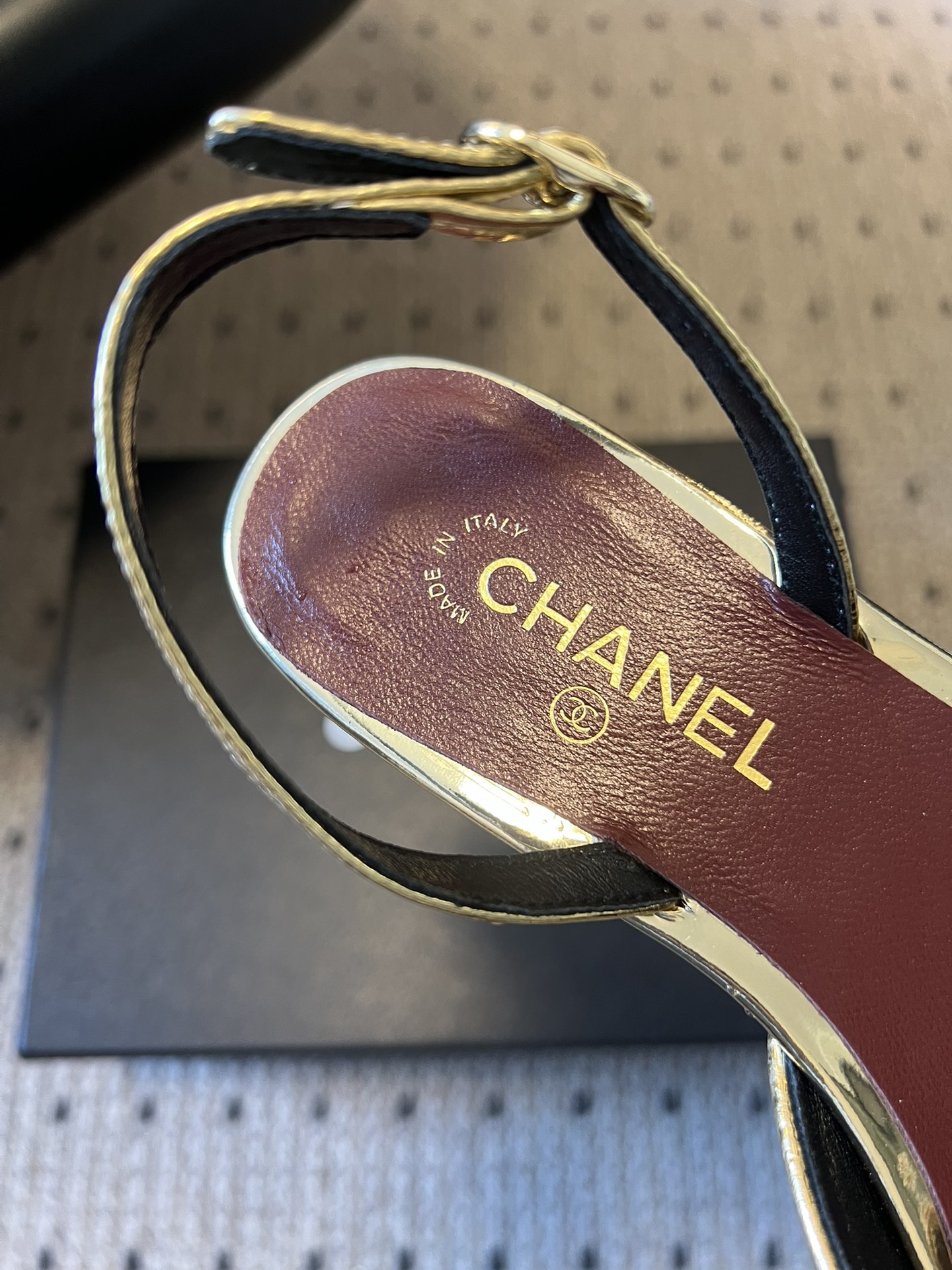 Chane*25ss春夏山茶花装饰后绊带平底休闲鞋采用后绊带高跟鞋款式，方头鞋型设计，线条简约利落；后绊