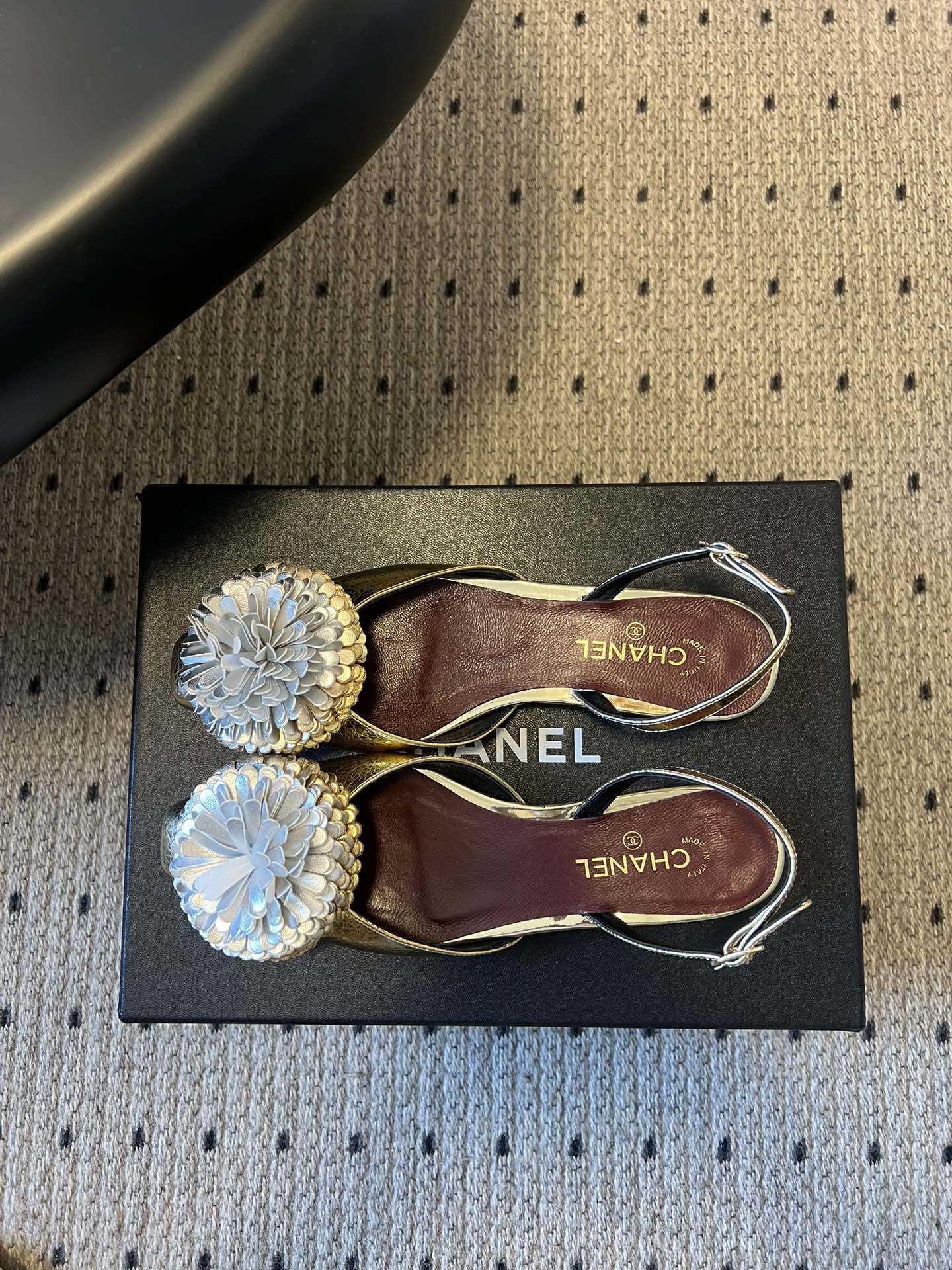 Chane*25ss春夏山茶花装饰后绊带平底休闲鞋采用后绊带高跟鞋款式，方头鞋型设计，线条简约利落；后绊