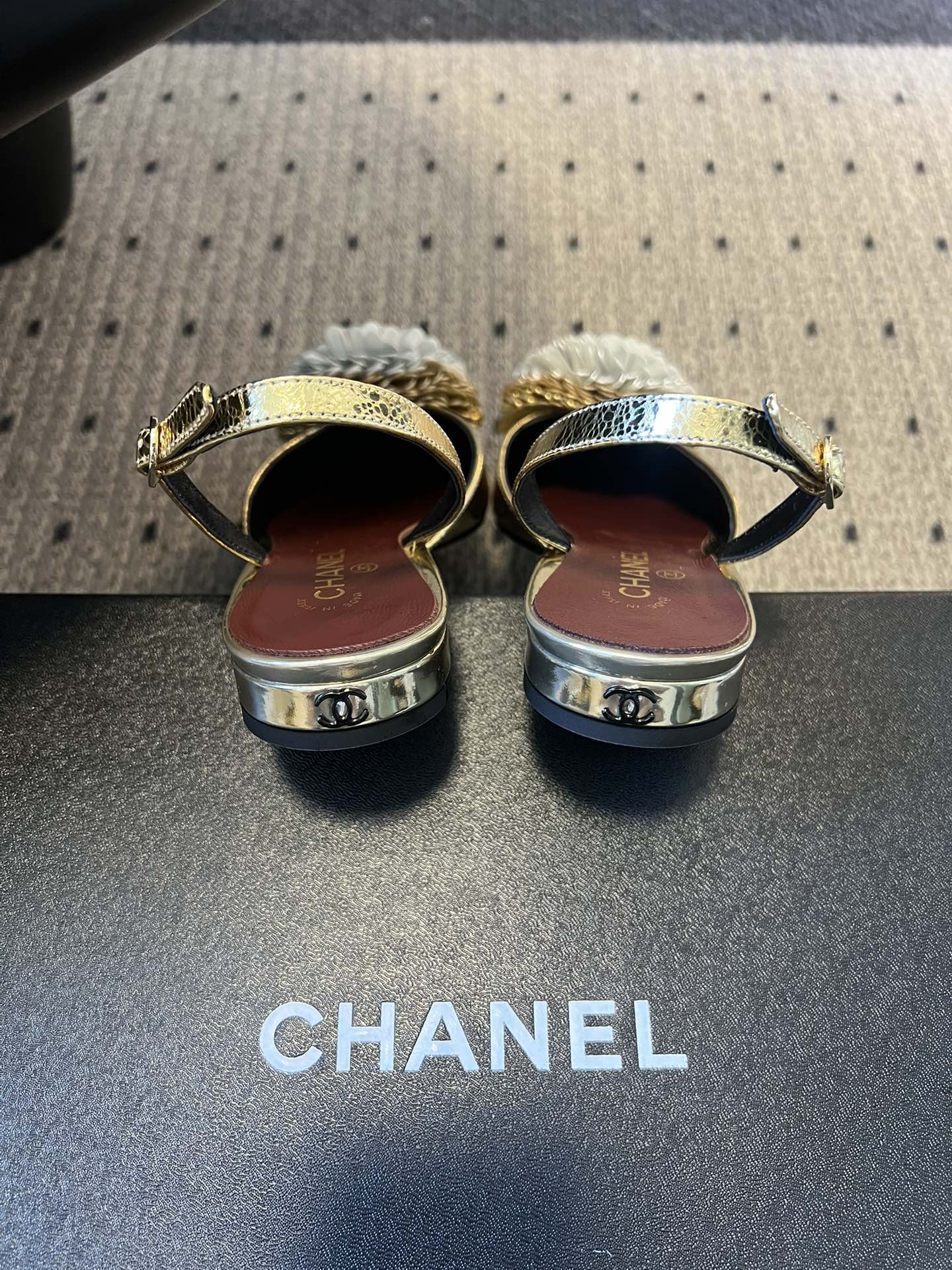 Chane*25ss春夏山茶花装饰后绊带平底休闲鞋采用后绊带高跟鞋款式，方头鞋型设计，线条简约利落；后绊