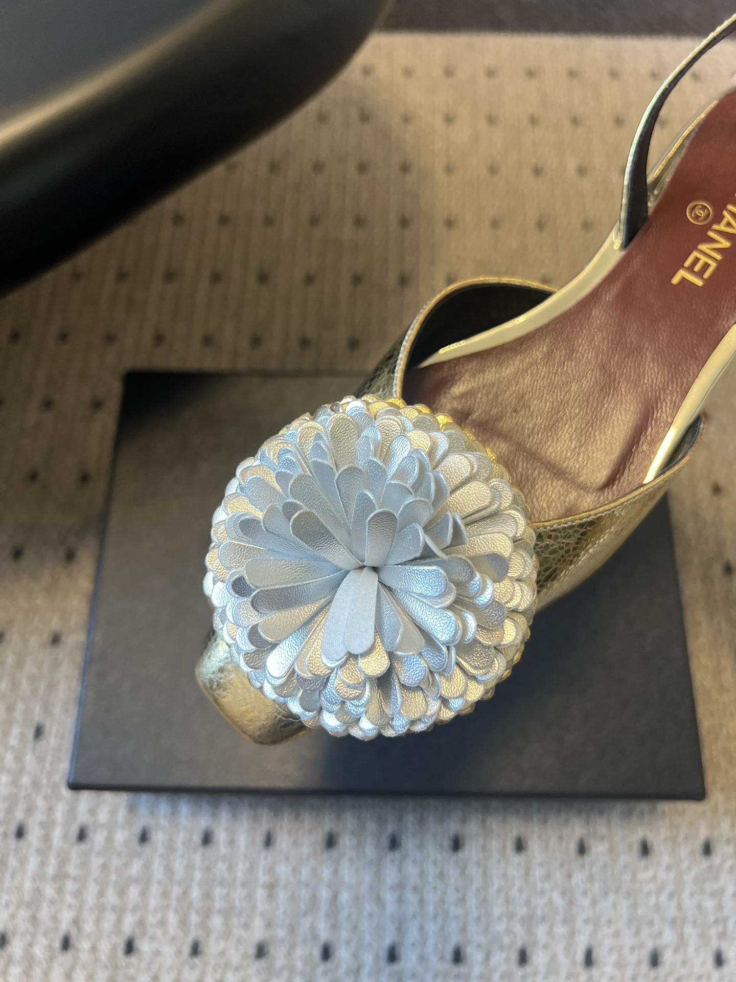 Chane*25ss春夏山茶花装饰后绊带平底休闲鞋采用后绊带高跟鞋款式，方头鞋型设计，线条简约利落；后绊