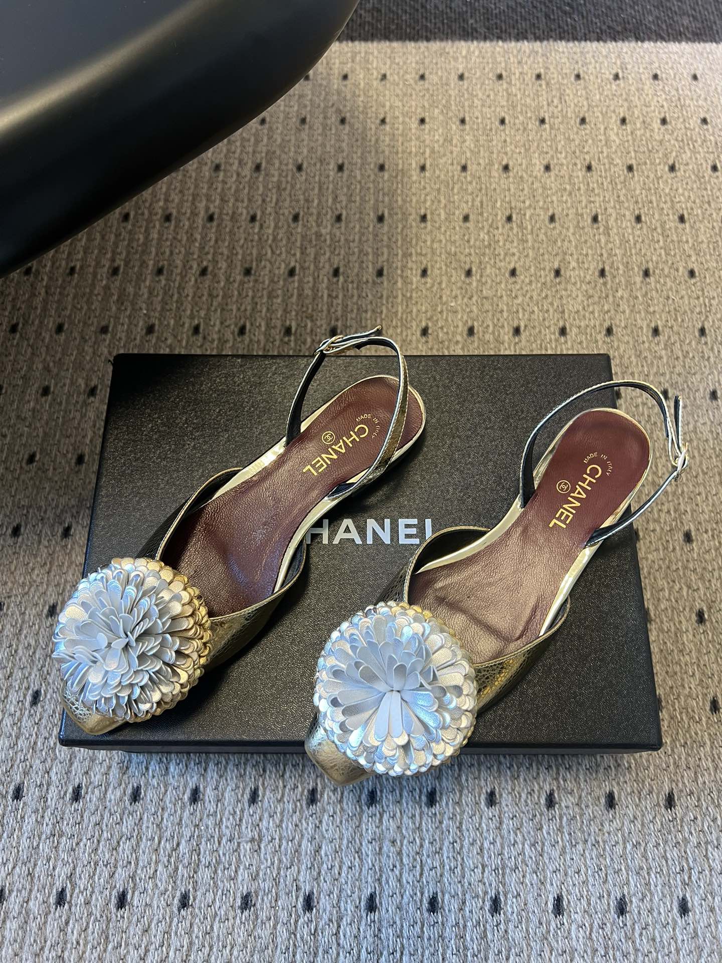 Chane*25ss春夏山茶花装饰后绊带平底休闲鞋采用后绊带高跟鞋款式，方头鞋型设计，线条简约利落；后绊