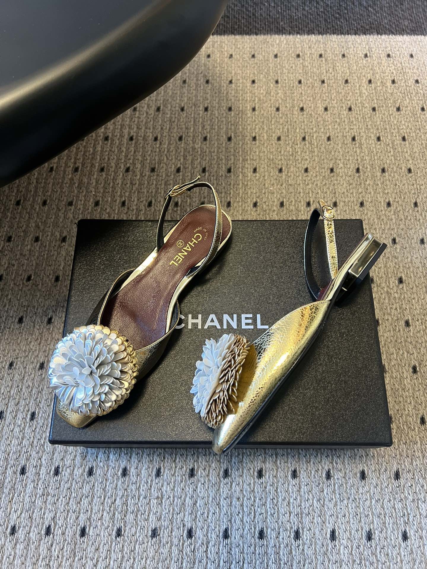 Chane*25ss春夏山茶花装饰后绊带平底休闲鞋采用后绊带高跟鞋款式，方头鞋型设计，线条简约利落；后绊