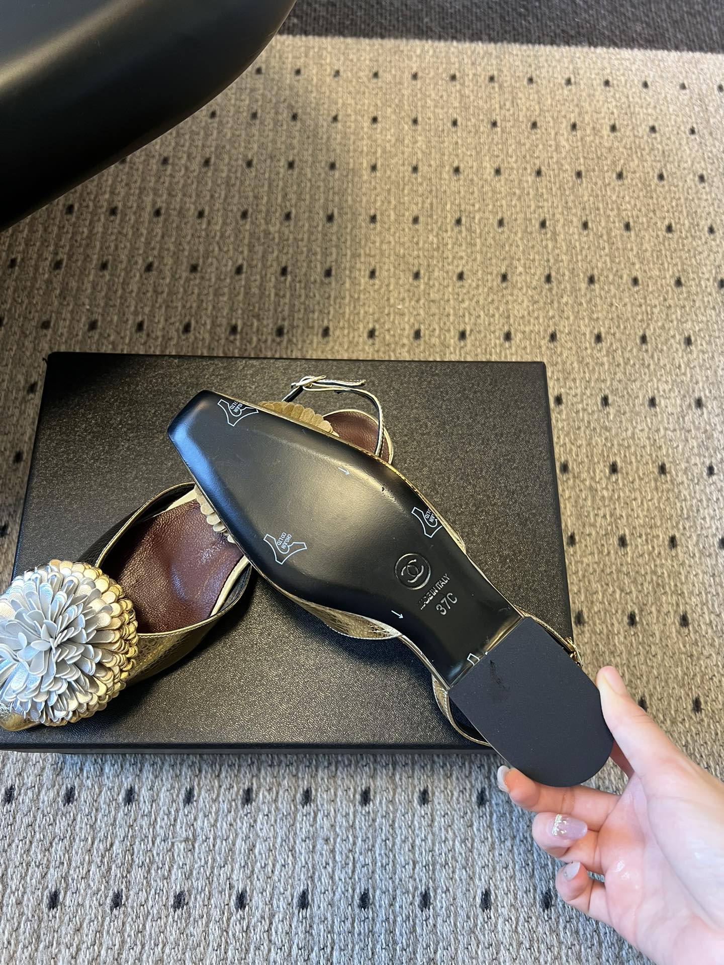 Chane*25ss春夏山茶花装饰后绊带平底休闲鞋采用后绊带高跟鞋款式，方头鞋型设计，线条简约利落；后绊