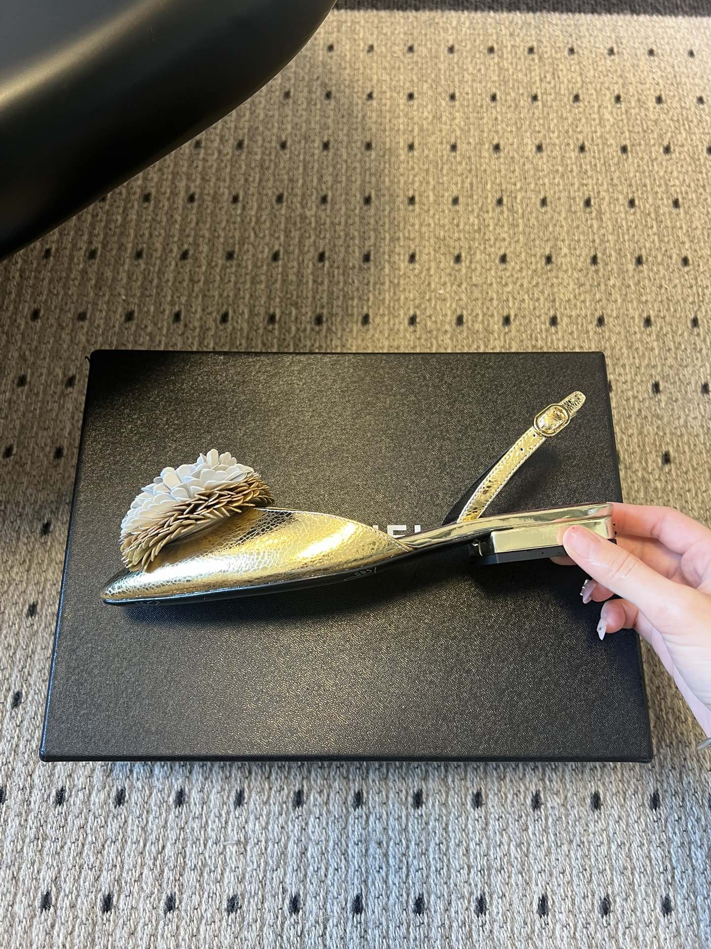 Chane*25ss春夏山茶花装饰后绊带平底休闲鞋采用后绊带高跟鞋款式，方头鞋型设计，线条简约利落；后绊