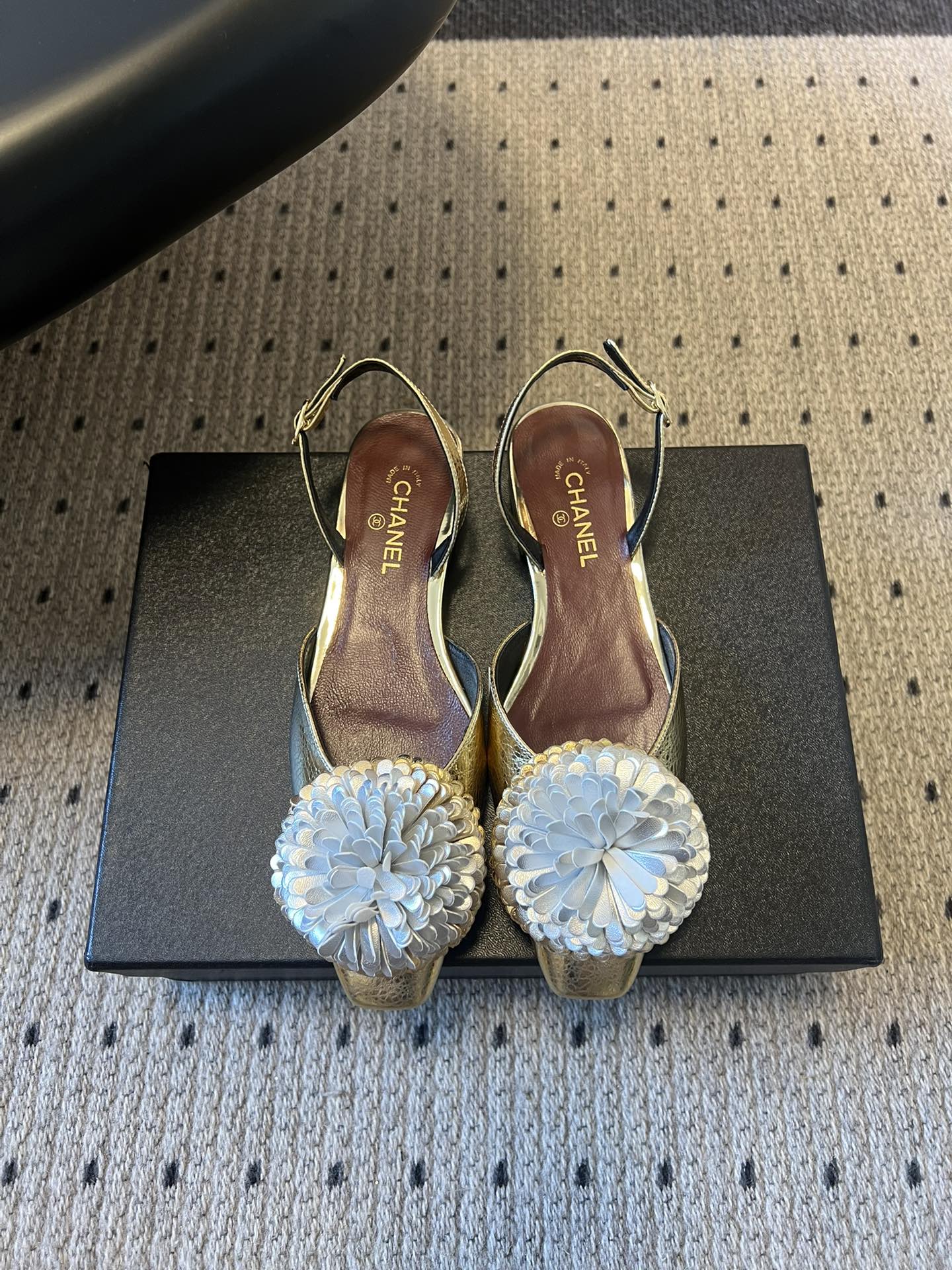 Chane*25ss春夏山茶花装饰后绊带平底休闲鞋采用后绊带高跟鞋款式，方头鞋型设计，线条简约利落；后绊