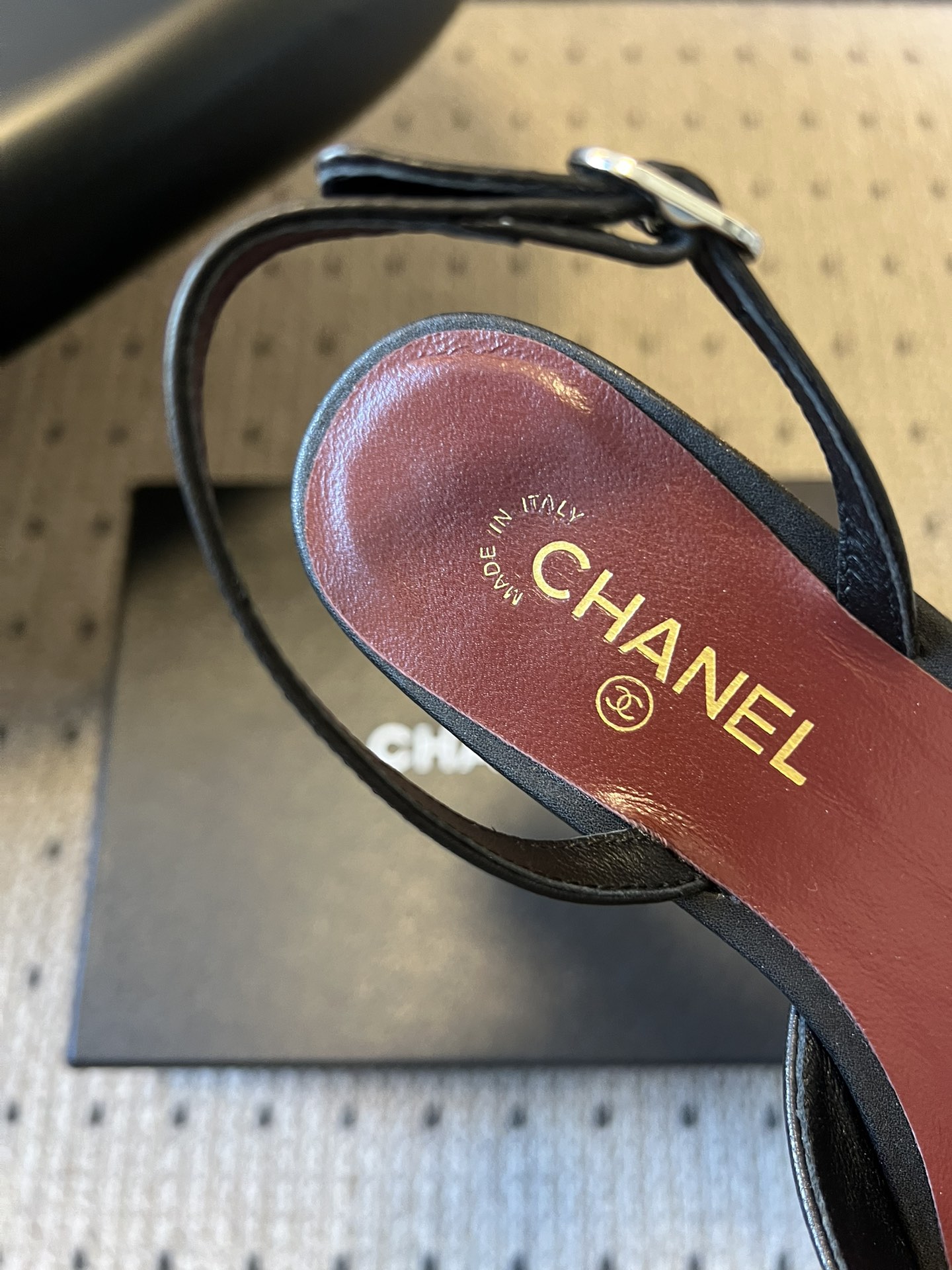 Chane*25ss春夏山茶花装饰后绊带平底休闲鞋采用后绊带高跟鞋款式，方头鞋型设计，线条简约利落；后绊