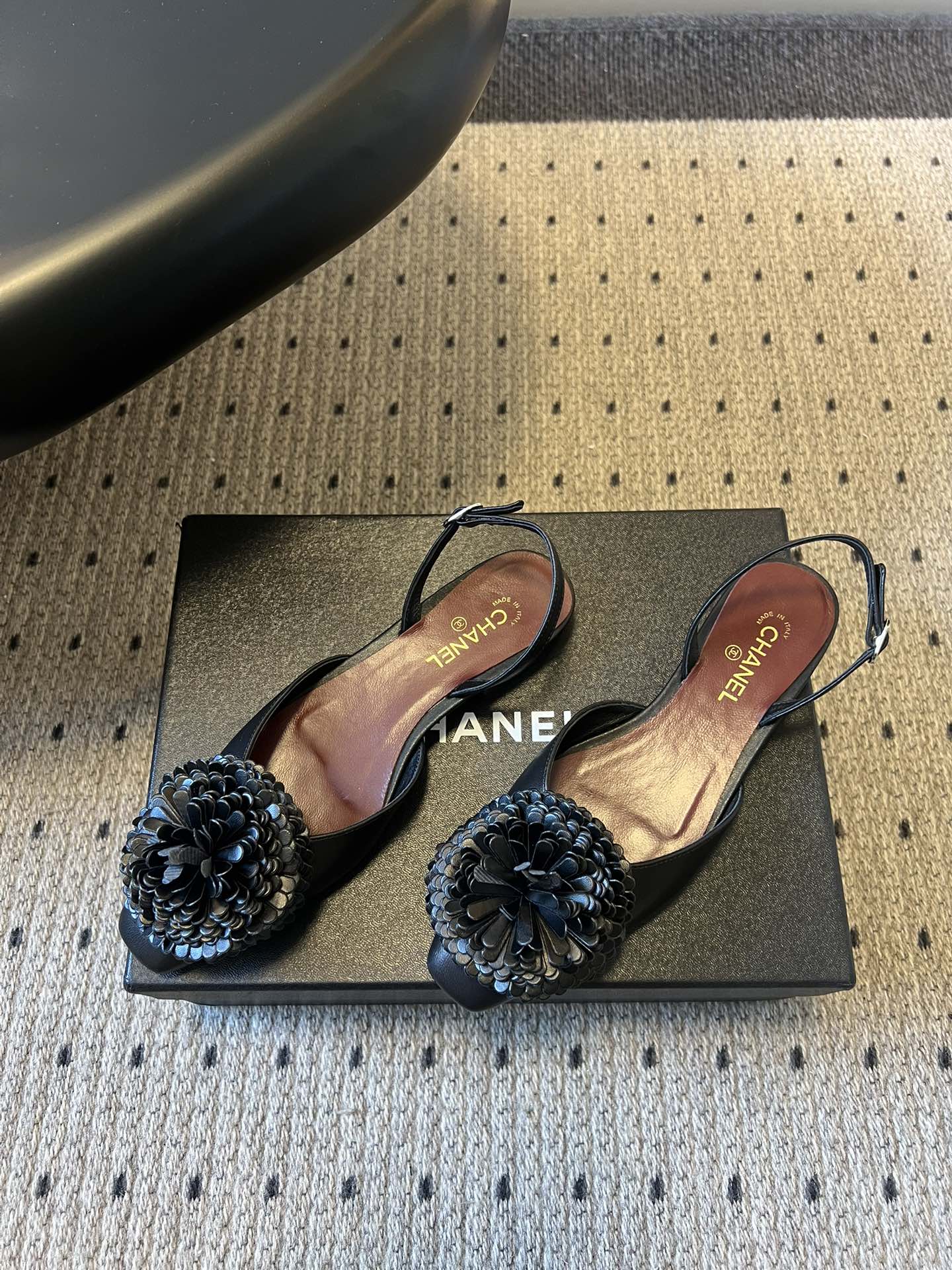 Chane*25ss春夏山茶花装饰后绊带平底休闲鞋采用后绊带高跟鞋款式，方头鞋型设计，线条简约利落；后绊