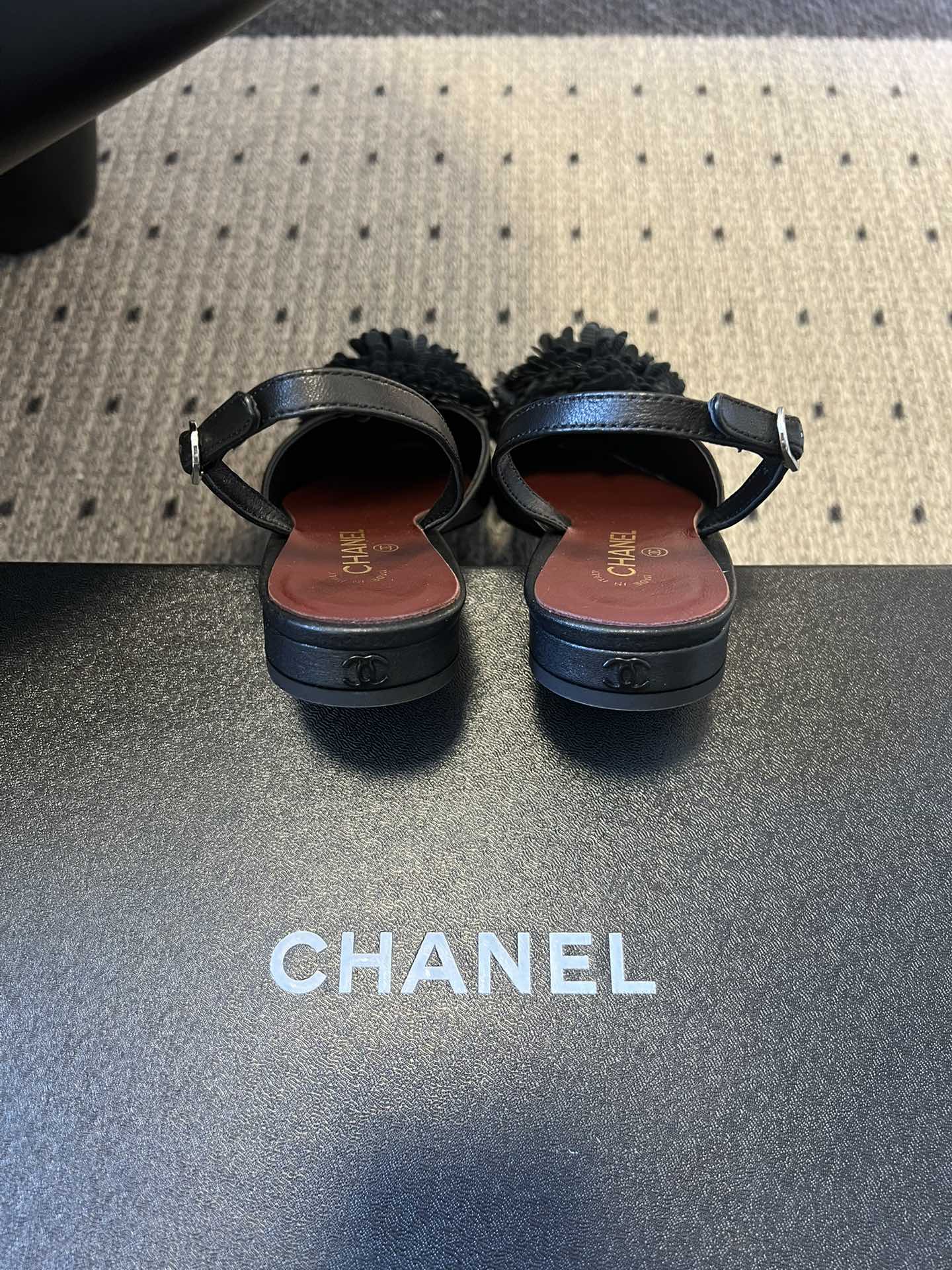 Chane*25ss春夏山茶花装饰后绊带平底休闲鞋采用后绊带高跟鞋款式，方头鞋型设计，线条简约利落；后绊