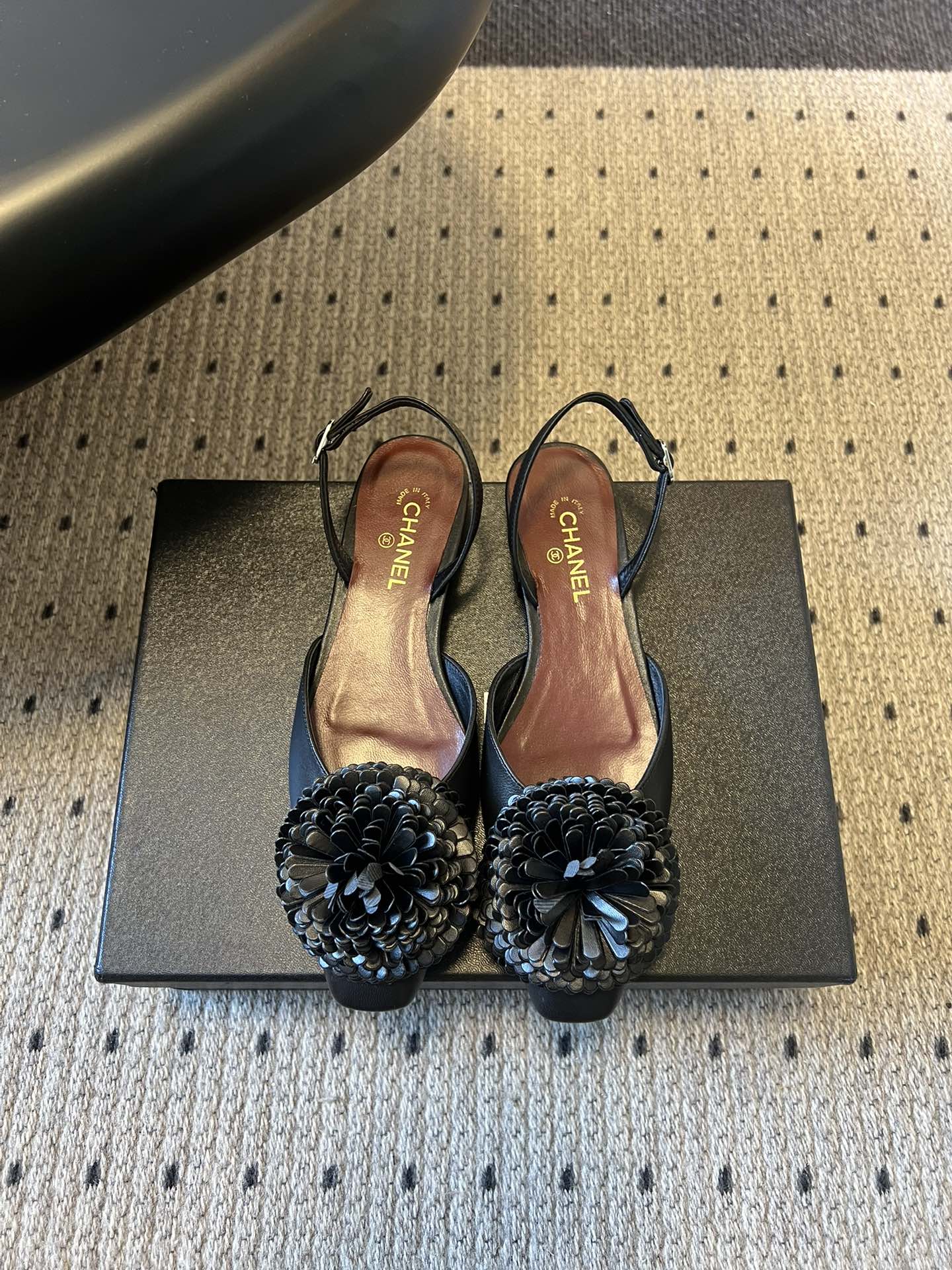 Chane*25ss春夏山茶花装饰后绊带平底休闲鞋采用后绊带高跟鞋款式，方头鞋型设计，线条简约利落；后绊