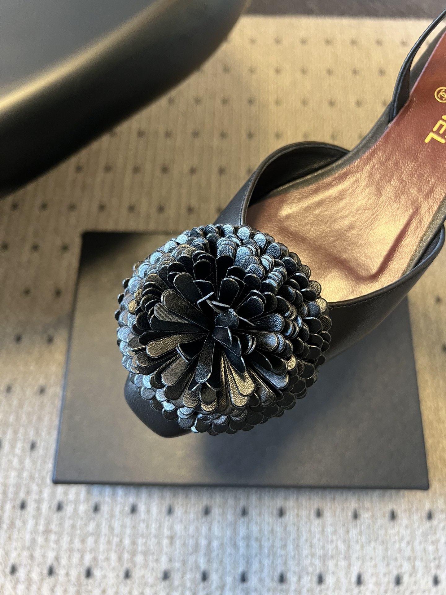 Chane*25ss春夏山茶花装饰后绊带平底休闲鞋采用后绊带高跟鞋款式，方头鞋型设计，线条简约利落；后绊