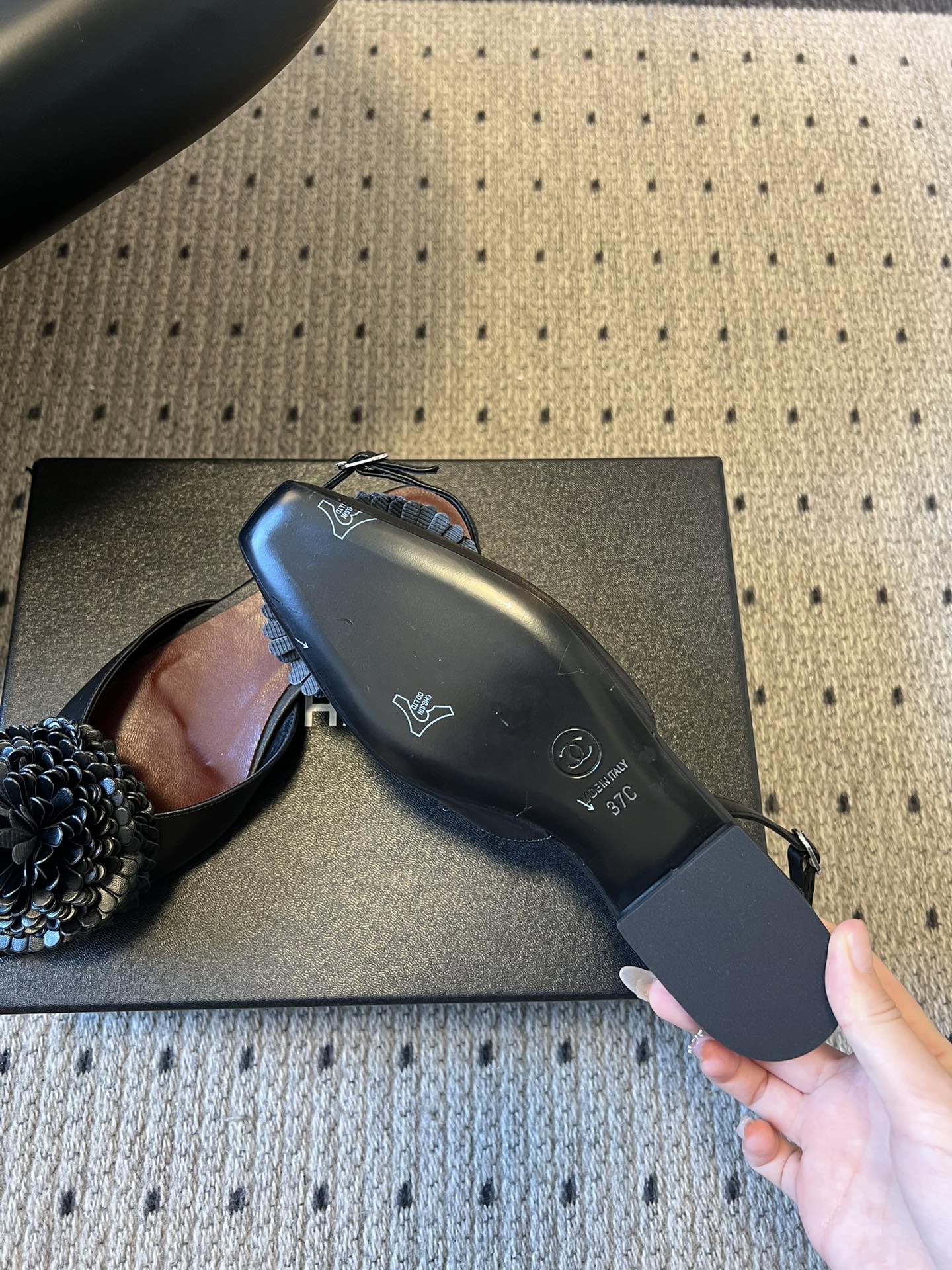 Chane*25ss春夏山茶花装饰后绊带平底休闲鞋采用后绊带高跟鞋款式，方头鞋型设计，线条简约利落；后绊