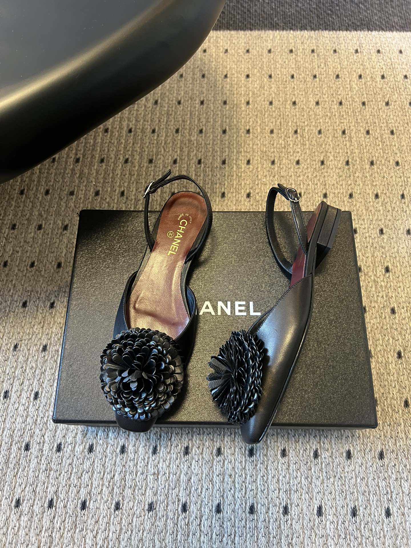 Chane*25ss春夏山茶花装饰后绊带平底休闲鞋采用后绊带高跟鞋款式，方头鞋型设计，线条简约利落；后绊